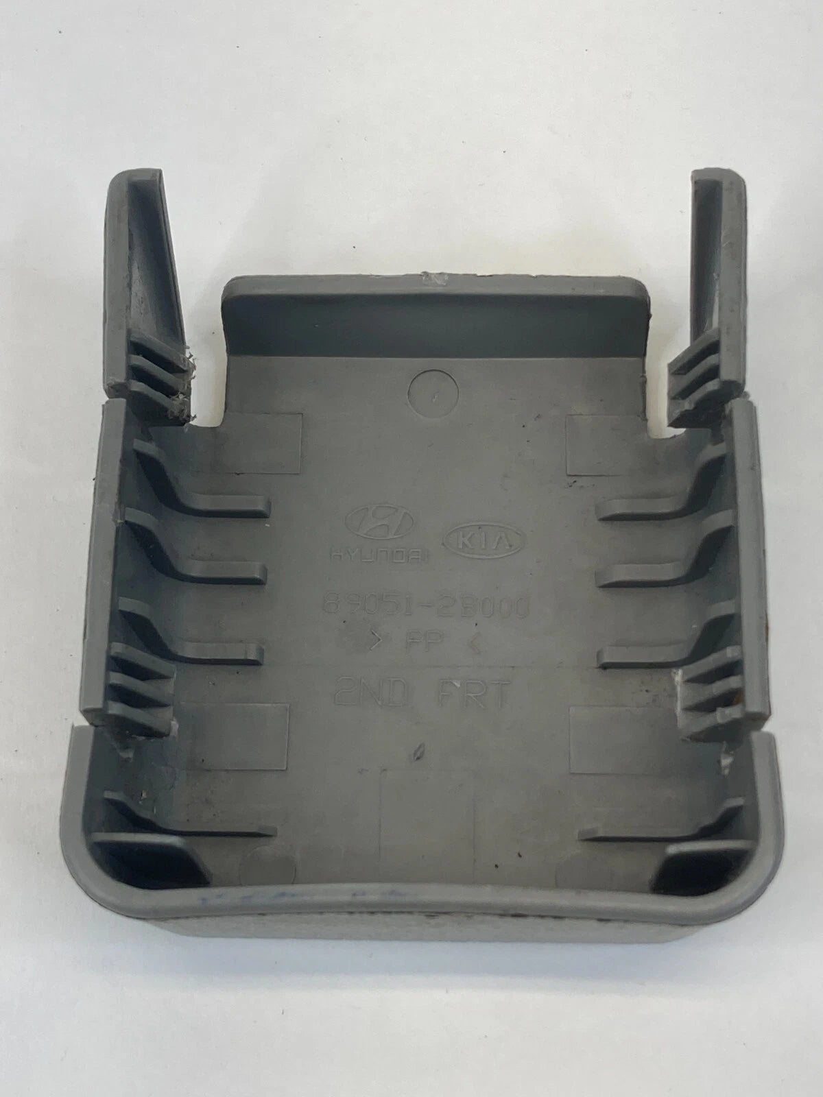 06-09 HYUNDAI SANTA FE FRONT RIGHT PASSENGER SEAT RAIL FOOT COVER OEM 890512B000