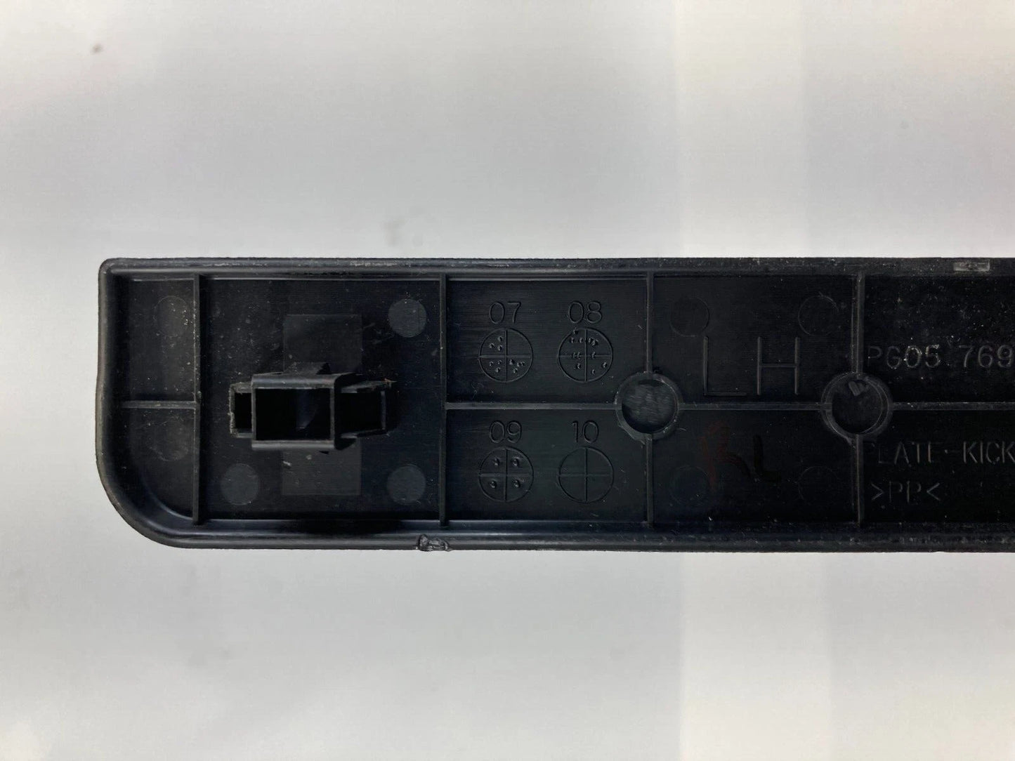 2008-2013 NISSAN ROGUE REAR LEFT SIDE UPPER PILLAR SILL SCUFF PLATE 769B3-JM00A