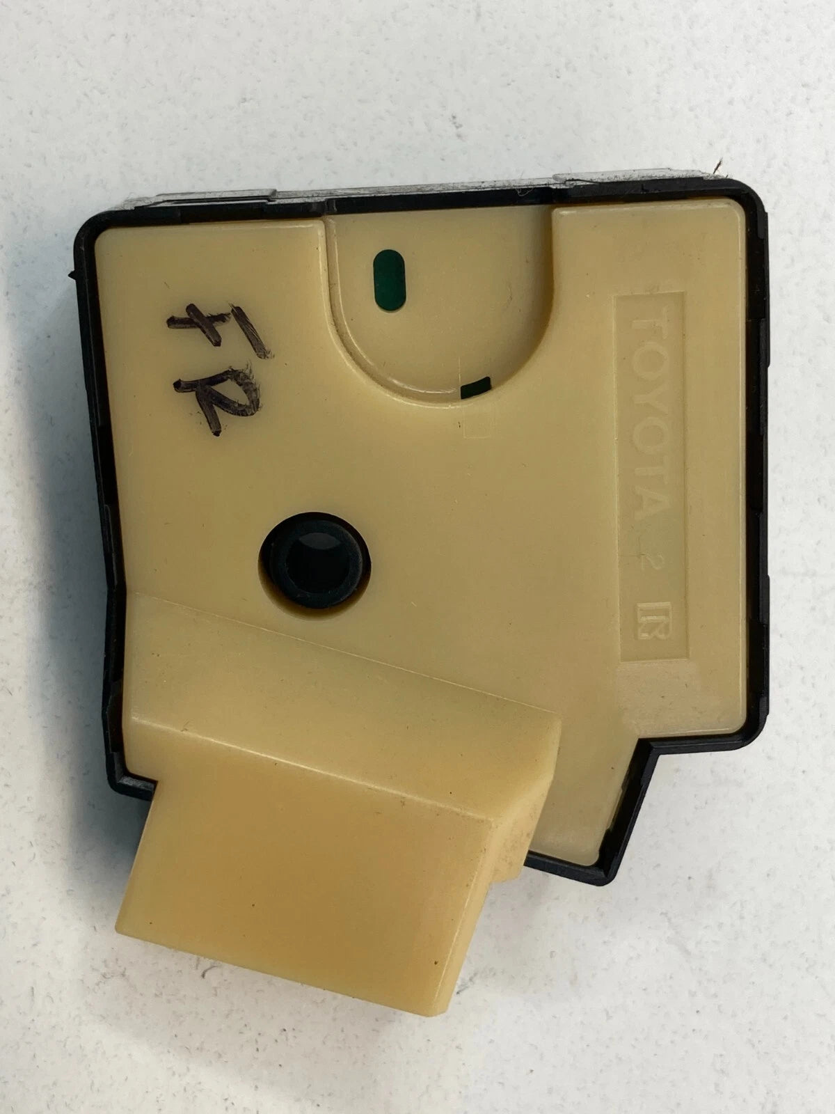 1990-1994 LEXUS LS400 FRONT RIGHT PASSENGER SEAT BELT ADJUSTMENT SWITCH 182497 R