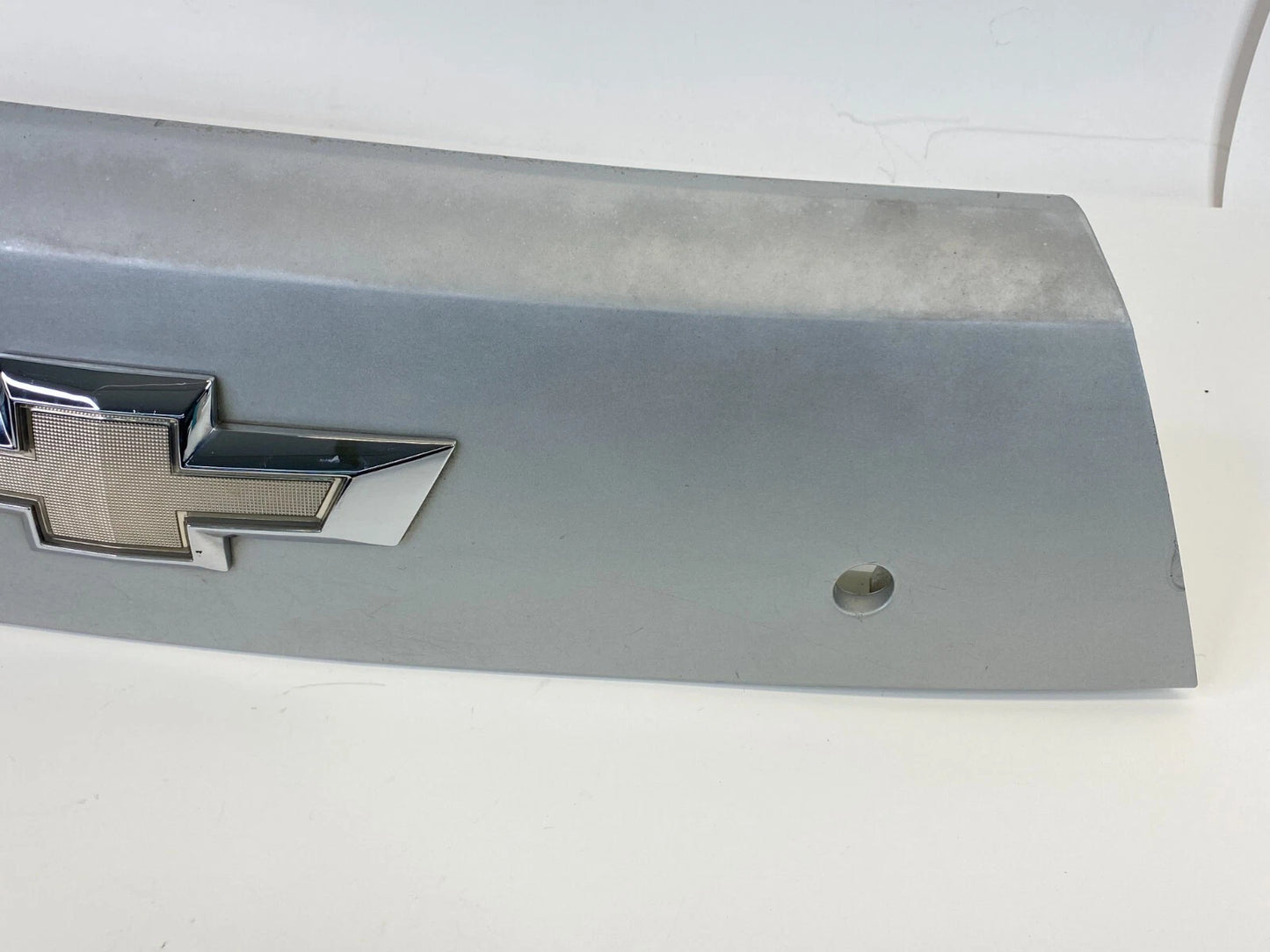 14 15 CHEVROLET SPAR REAR LIFTGATE LICENSE MOLDING W/ HANDLE & LAMP 95956287 OEM