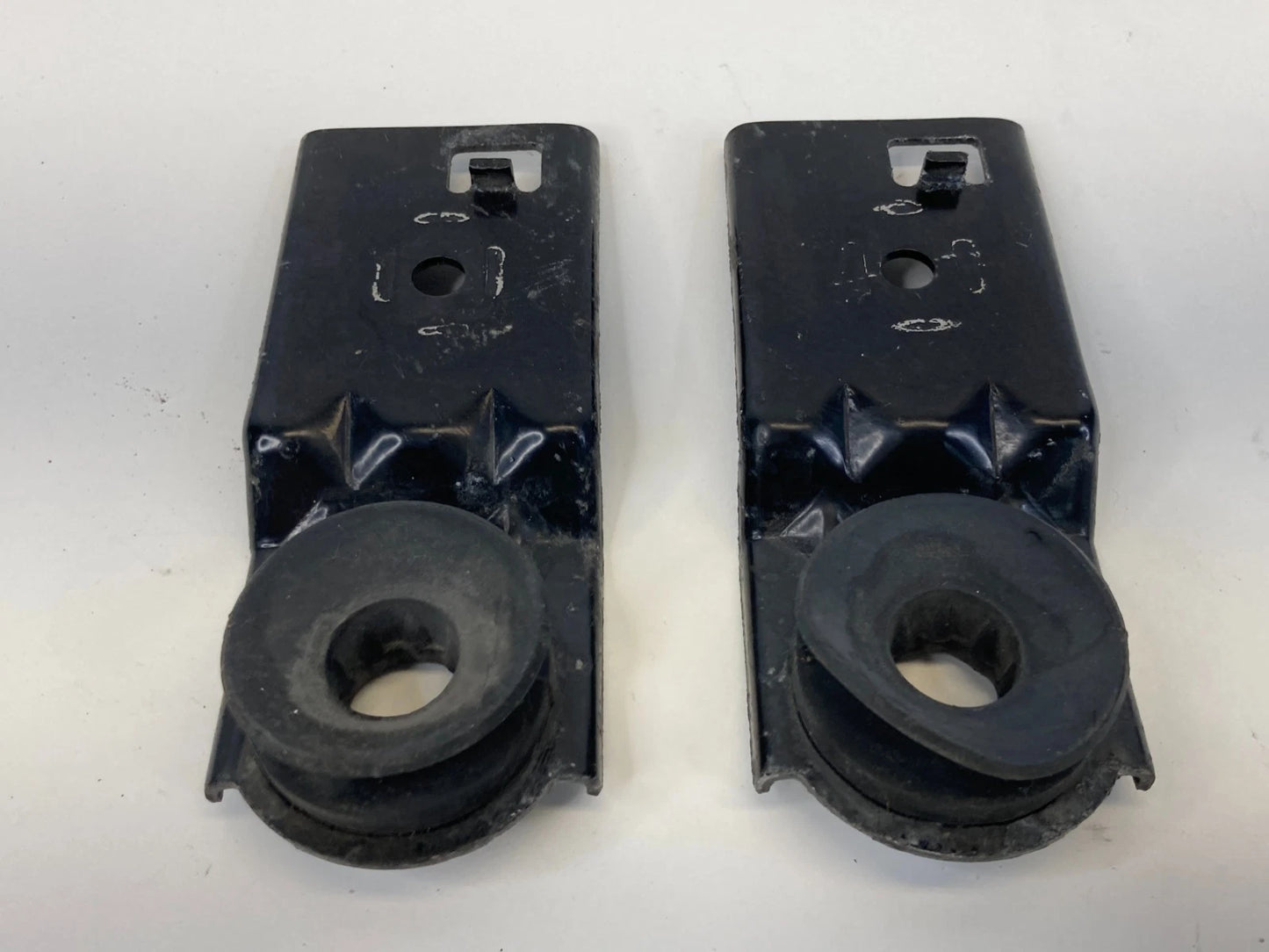 1998-2002 LINCOLN TOWN CAR MOUNT RADIATOR UPPER BRACKET MOUNT PAIR SET