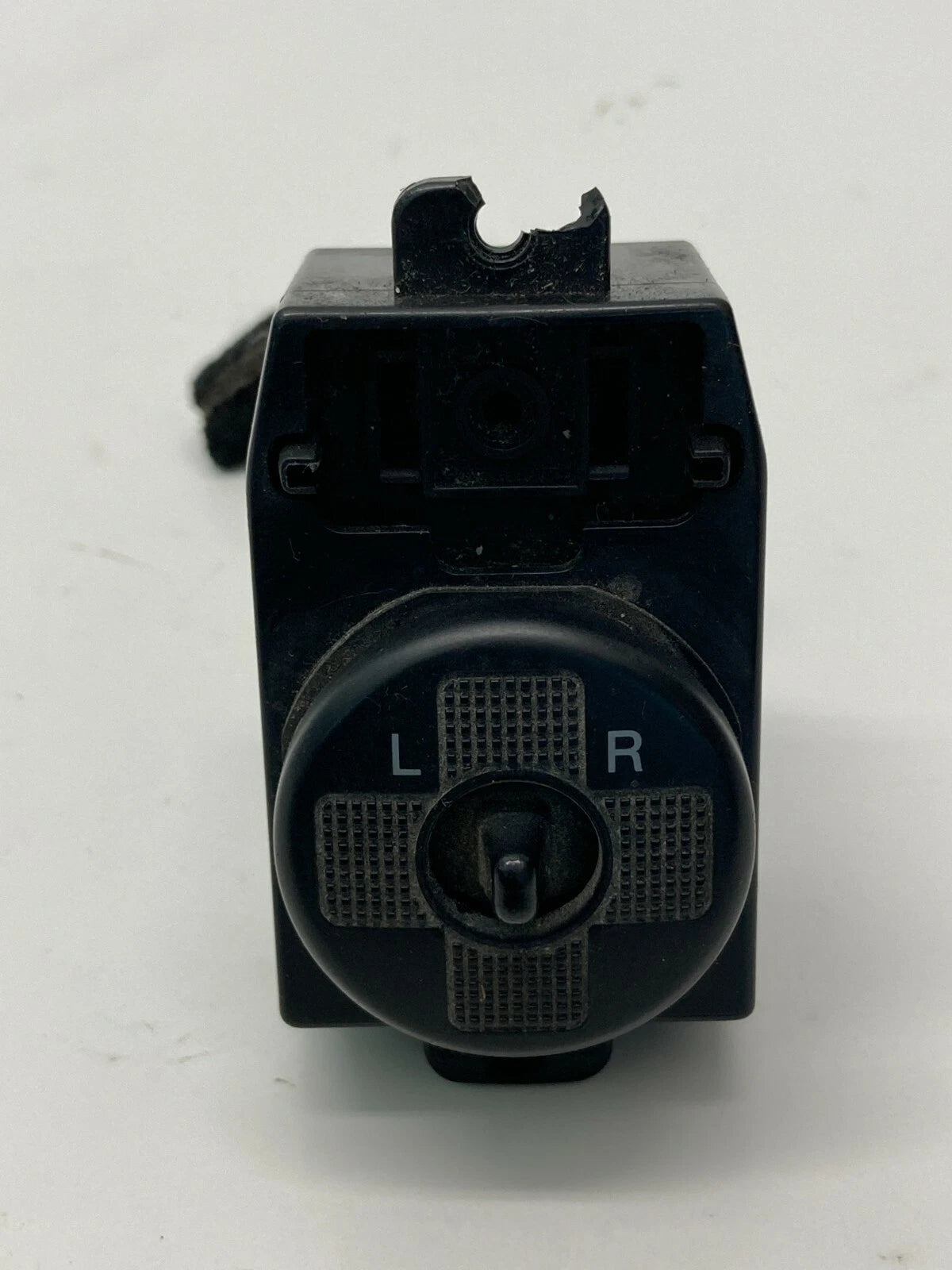 2002-2005 KIA SEDONA FRONT LEFT DOOR POWER MIRROR CONTROL SWITCH 621W04210 OEM