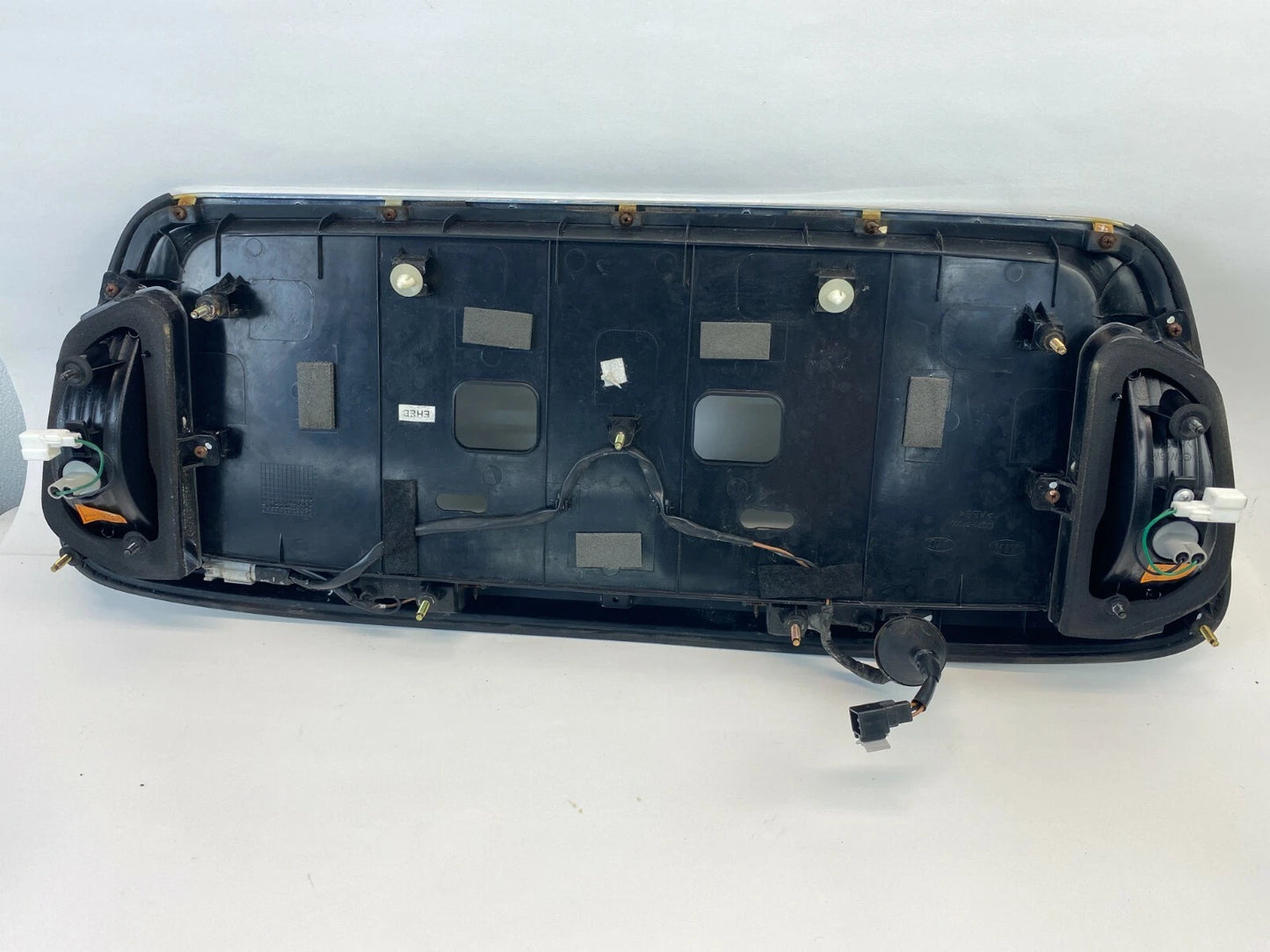 2004-2006 KIA AMANTI REAR TRUNK LID LICENSE PLATE BEZEL W/ BACKUP LAMPS 873713F0