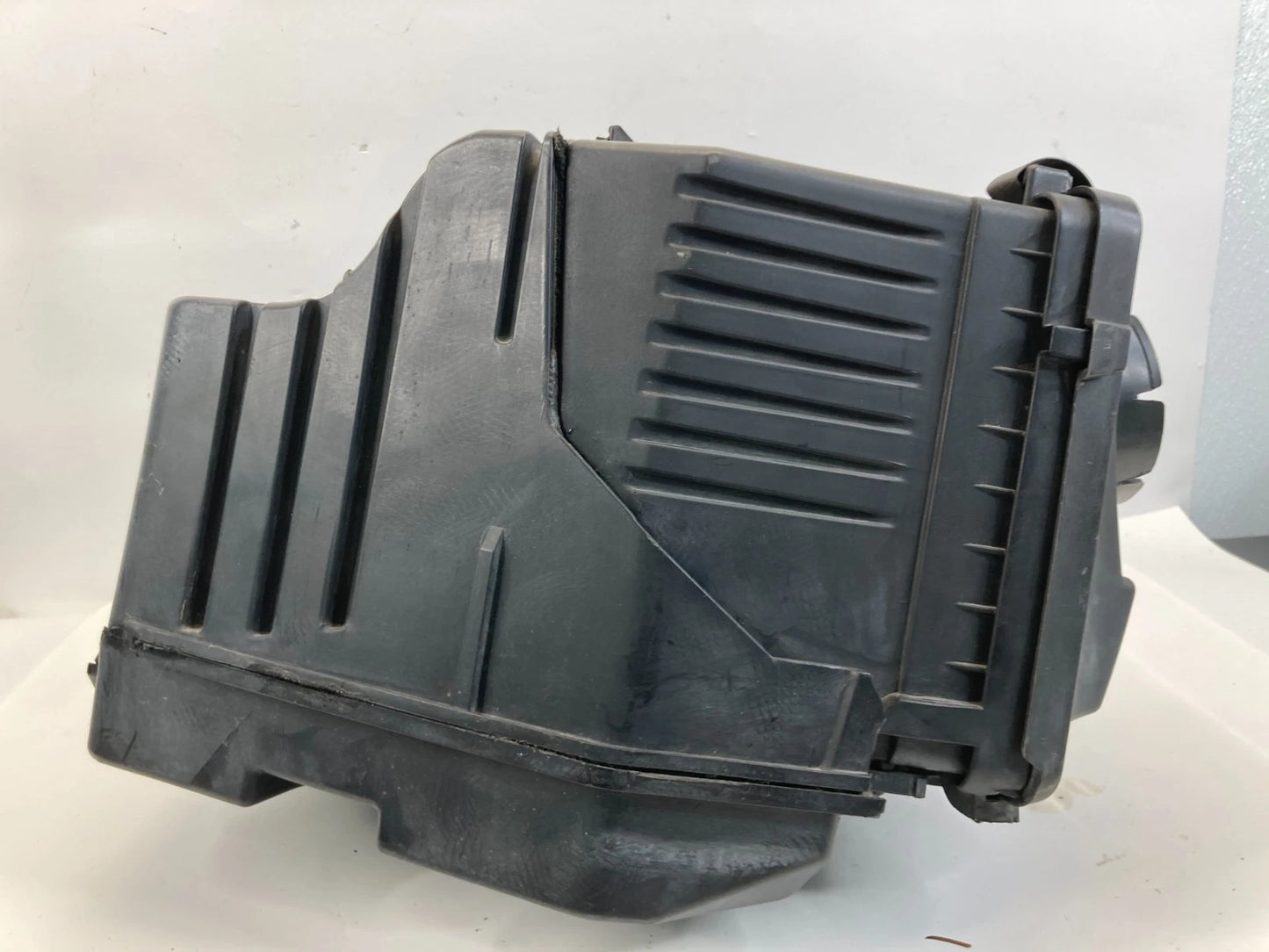 2000-2005 CHEVROLET MONTE CARLO 3.8L AIR INTAKE CLEANER BOX ASSEMBLY OEM