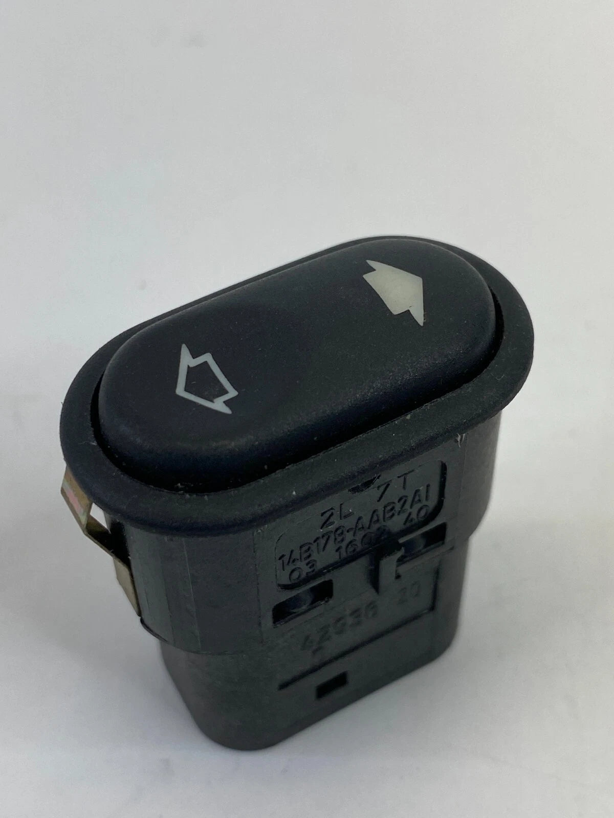 2002-2006 LINCOLN NAVIGATOR FRONT RIGHT SEAT LUMBAR CONTROL SWITCH 2L7T14B178AAB