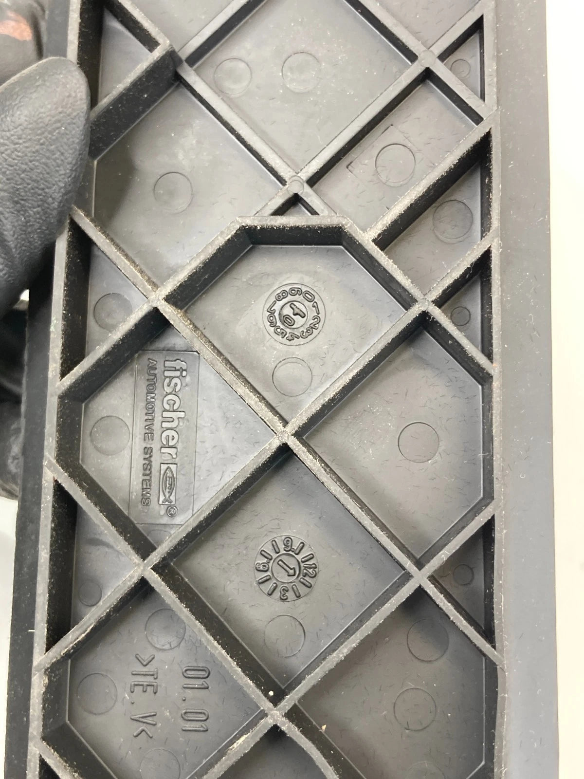 2006 MERCEDES BENZ CLS500 CENTER FRONT CONSOLE LINER RUBBER MAT A-219-680-01-68