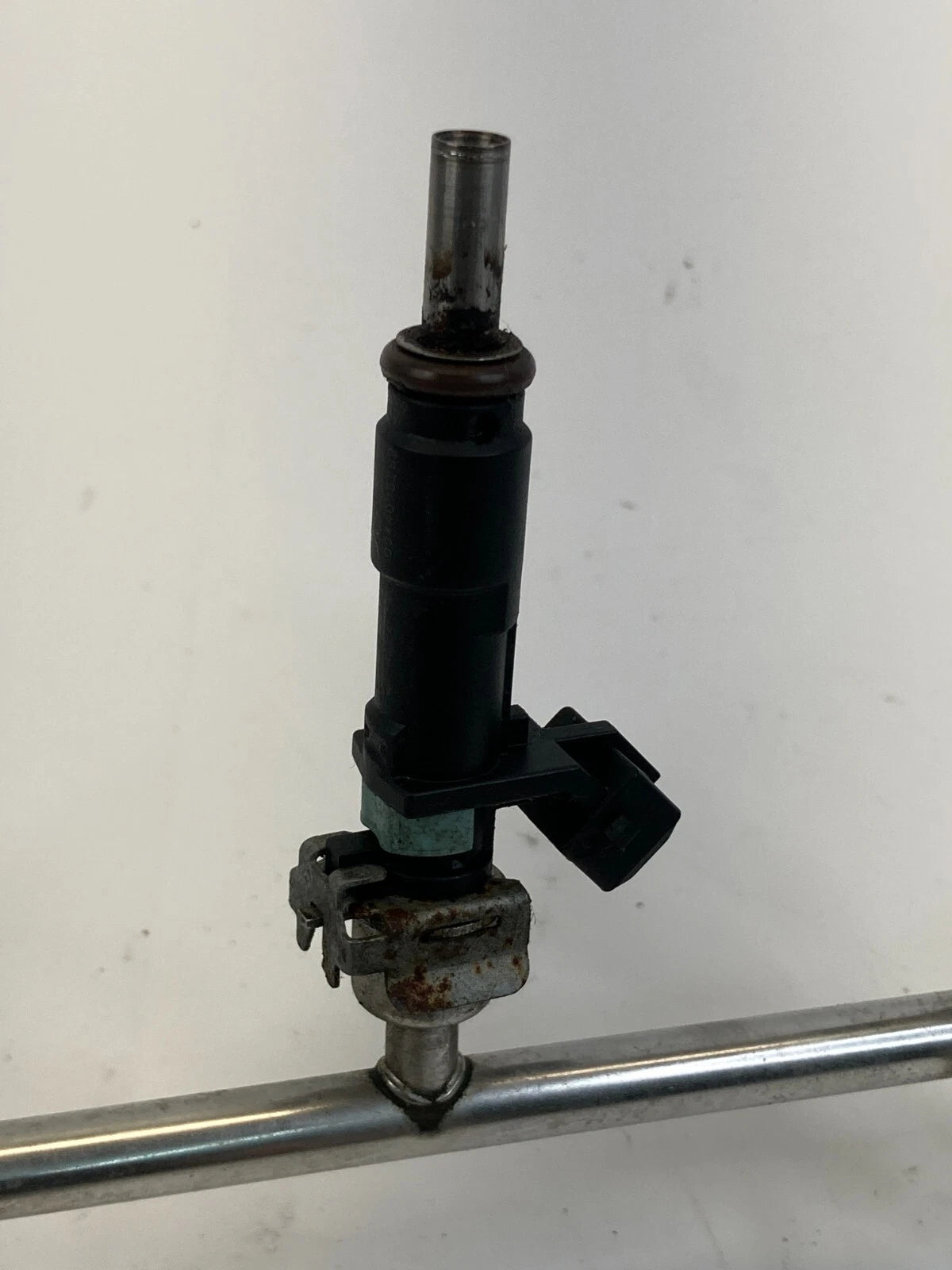 2012-2018 CHEVROLET SONIC 1.8L L4 ENGINE FUEL INJECTION RAIL W/ INJECTORS ASSY