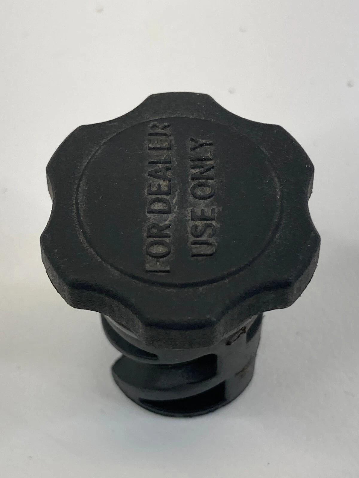 2008-2016 CHRYSLER TOWN & COUNTRY ENGINE OIL FILLER FLUID COVER CAP OEM