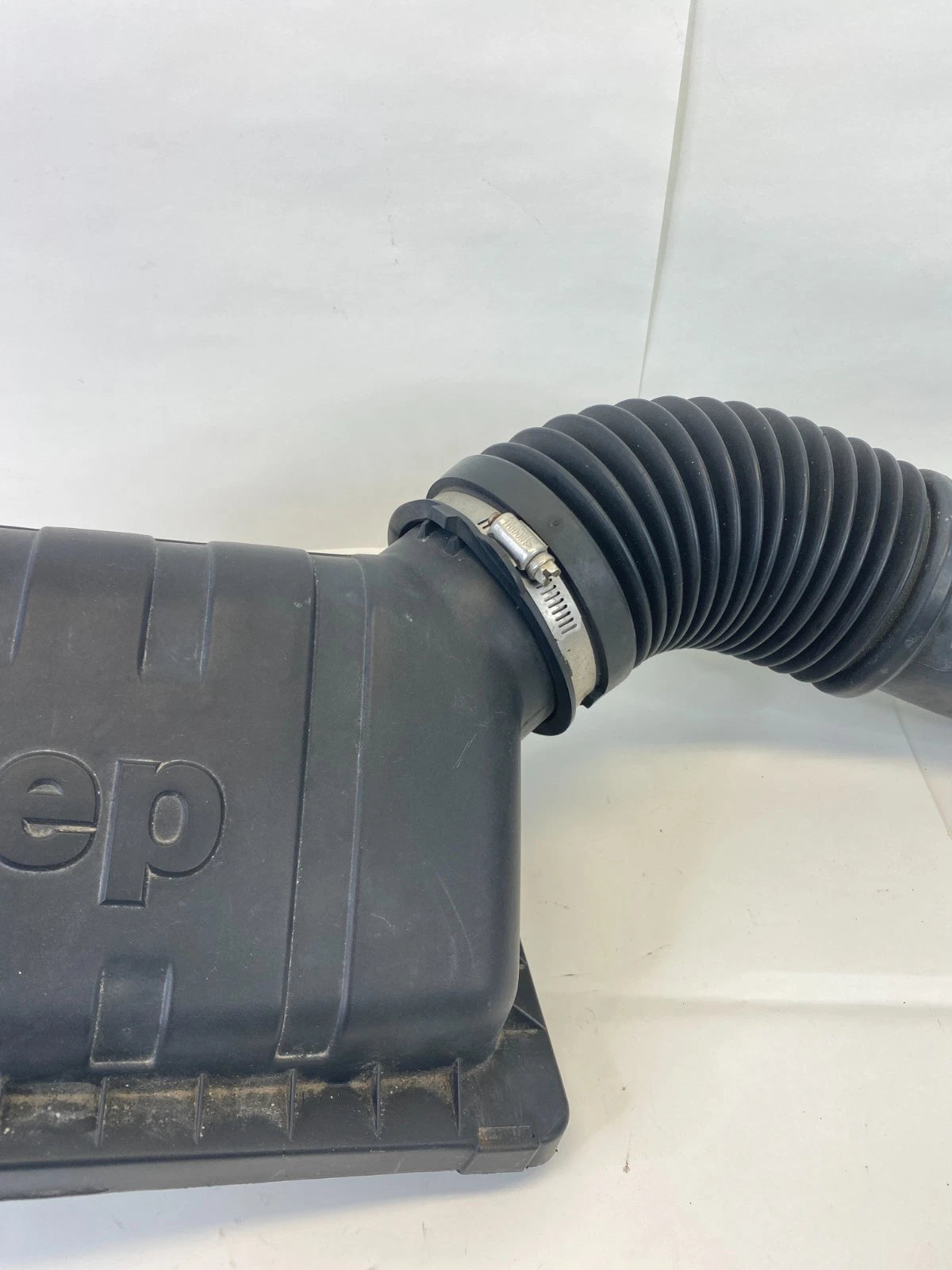 02-07 JEEP LIBERTY 3.7L AIR INTAKE DUCT & UPPER AIR FILTER HOUSING 53013727AA