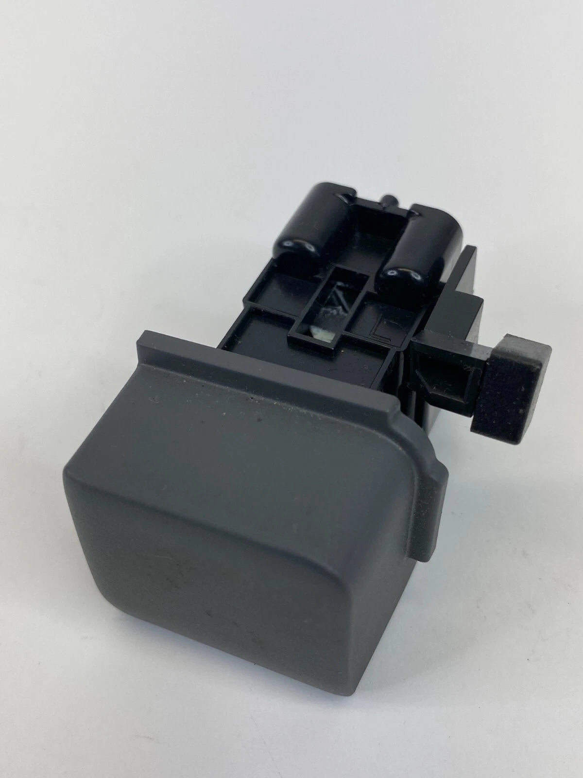 2010 2011 10 11 TOYOTA PRIUS GLOVE BOX LATCH LOCK RELEASE BUTTON OEM