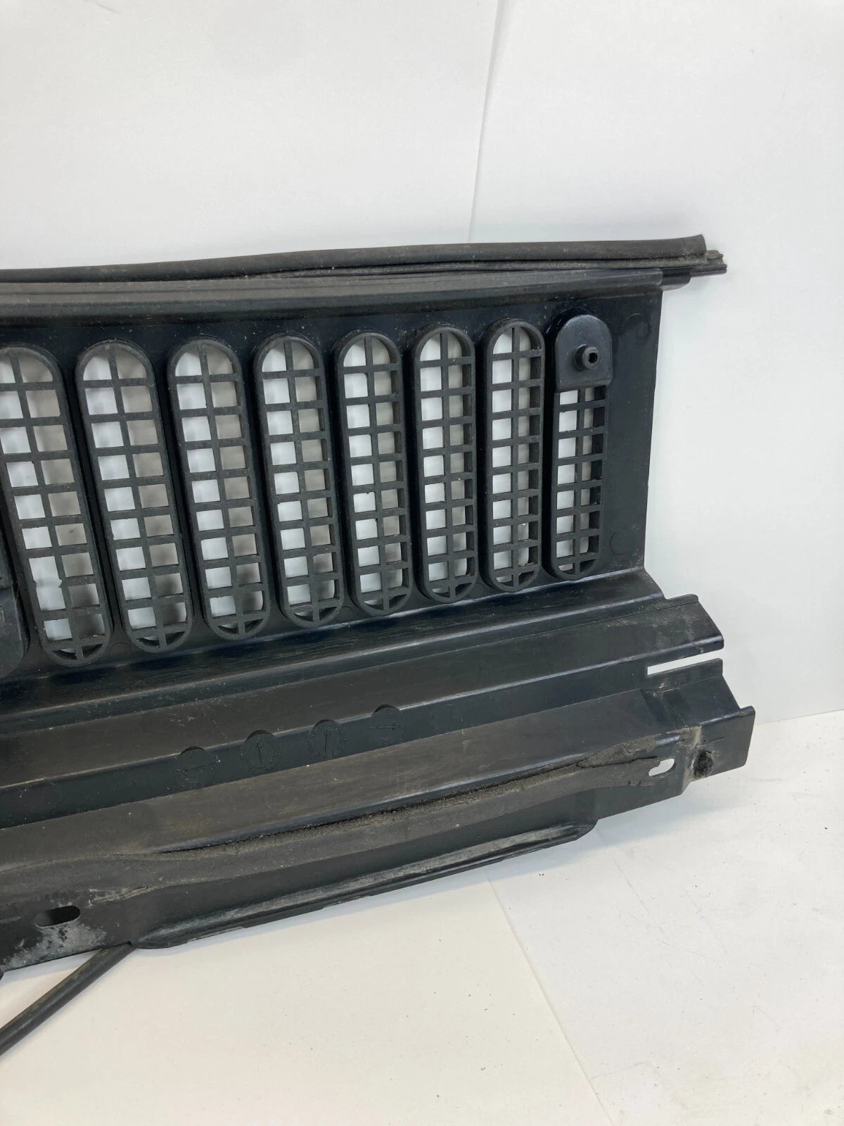 1999-2001 FORD F-250 F250 SUPER DUTY WINDSHIELD LEFT WIPER COWL F81B-2502223AKW