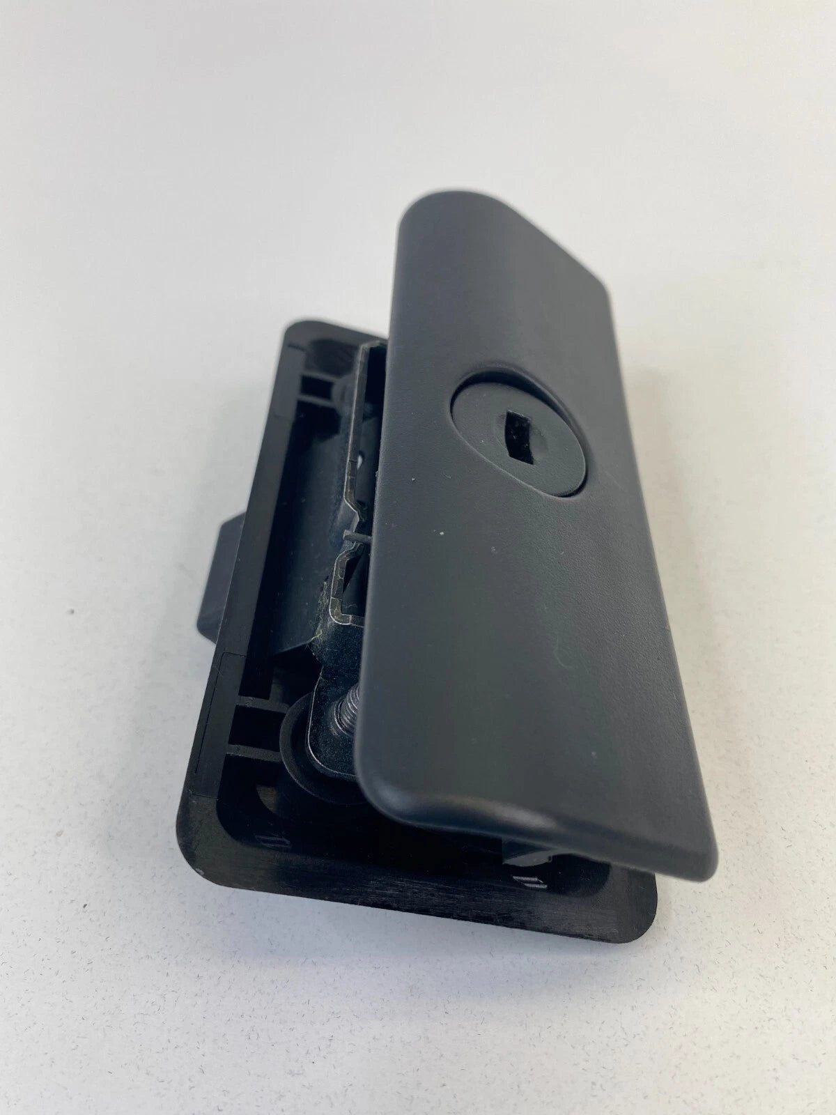 2007-2013 BMW 328I BASE SEDAN RIGHT PASSENGER DASHBOARD GLOVE BOX LOCK LATCH OEM