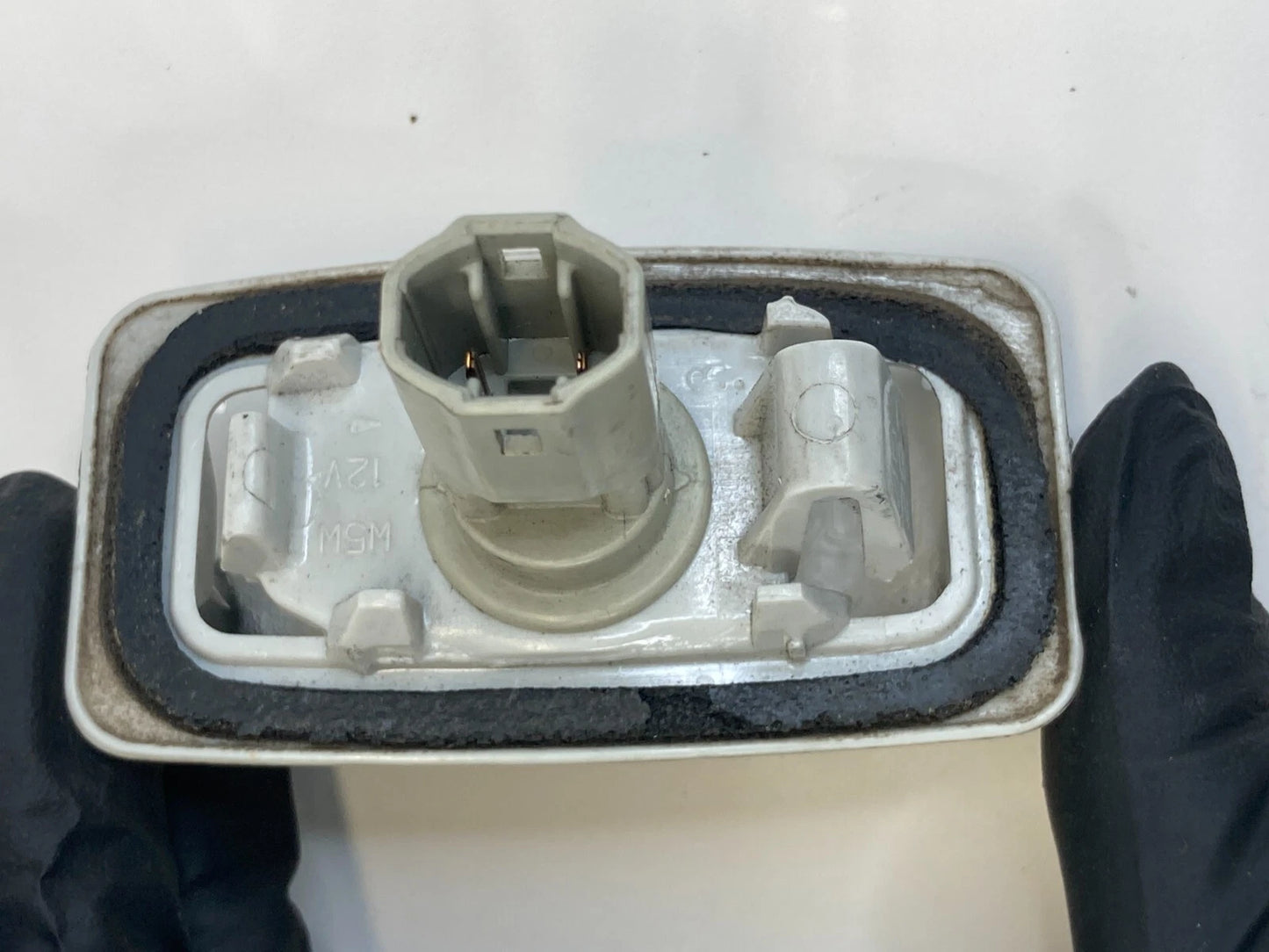 03-08 TOYOTA COROLLA REAR TRUNK LEFT OR RIGHT LICENSE PLATE LIGHT LAMP OEM