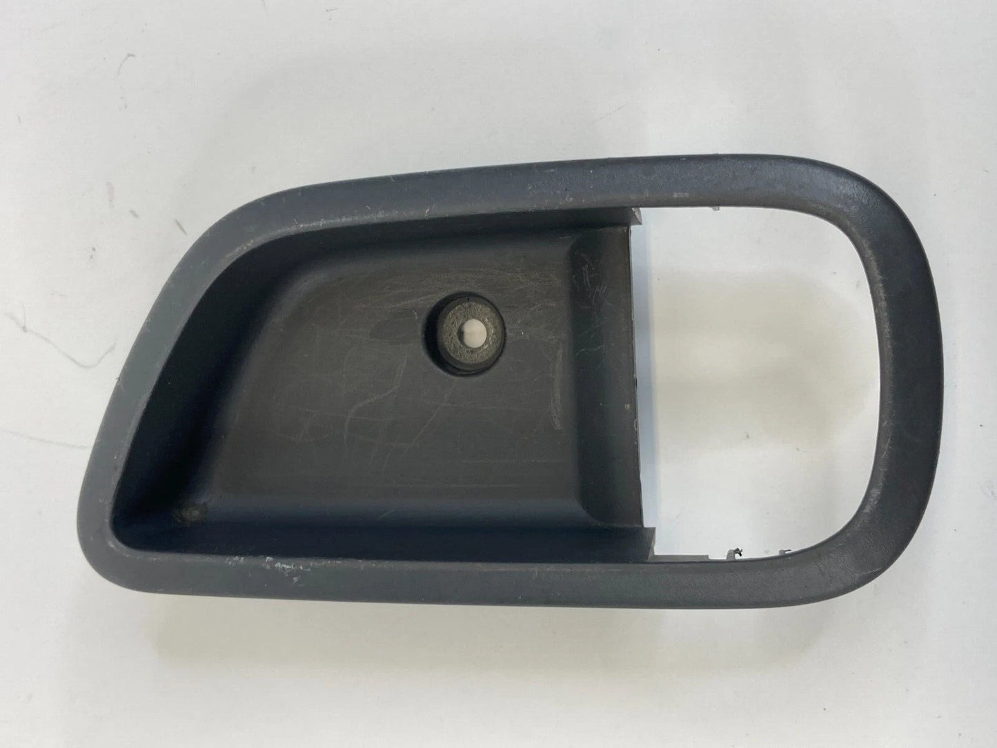 09-11 KIA RIO REAR RIGHT SIDE INTERIOR DOOR HANDLE BEZEL TRIM 82621-1G010 OEM