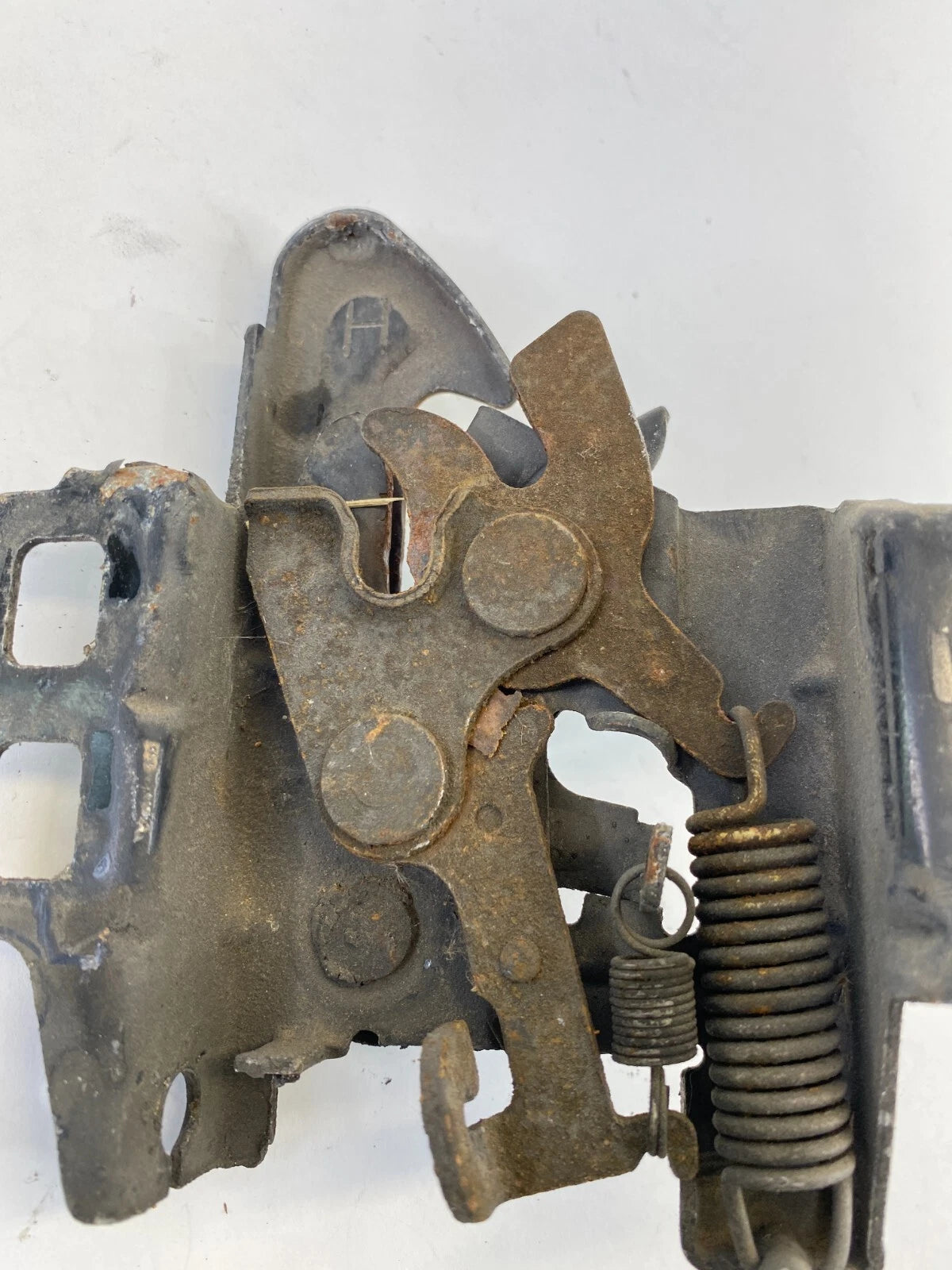 2000-2006 GMC YUKON SUV 4-DR HOOD LOCK LATCH RELEASE ACTUATOR ASSEMBLY 15756432