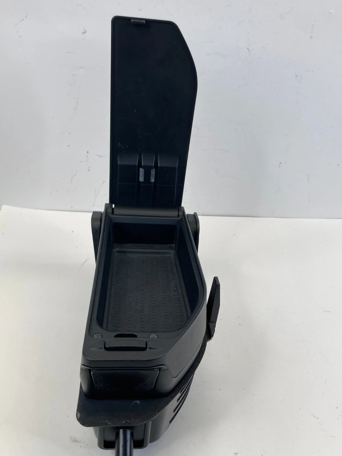 04-07 BMW 530I 06 07 530XI CENTER CONSOLE ARMREST TRAY COMPARTMENT 51167112395