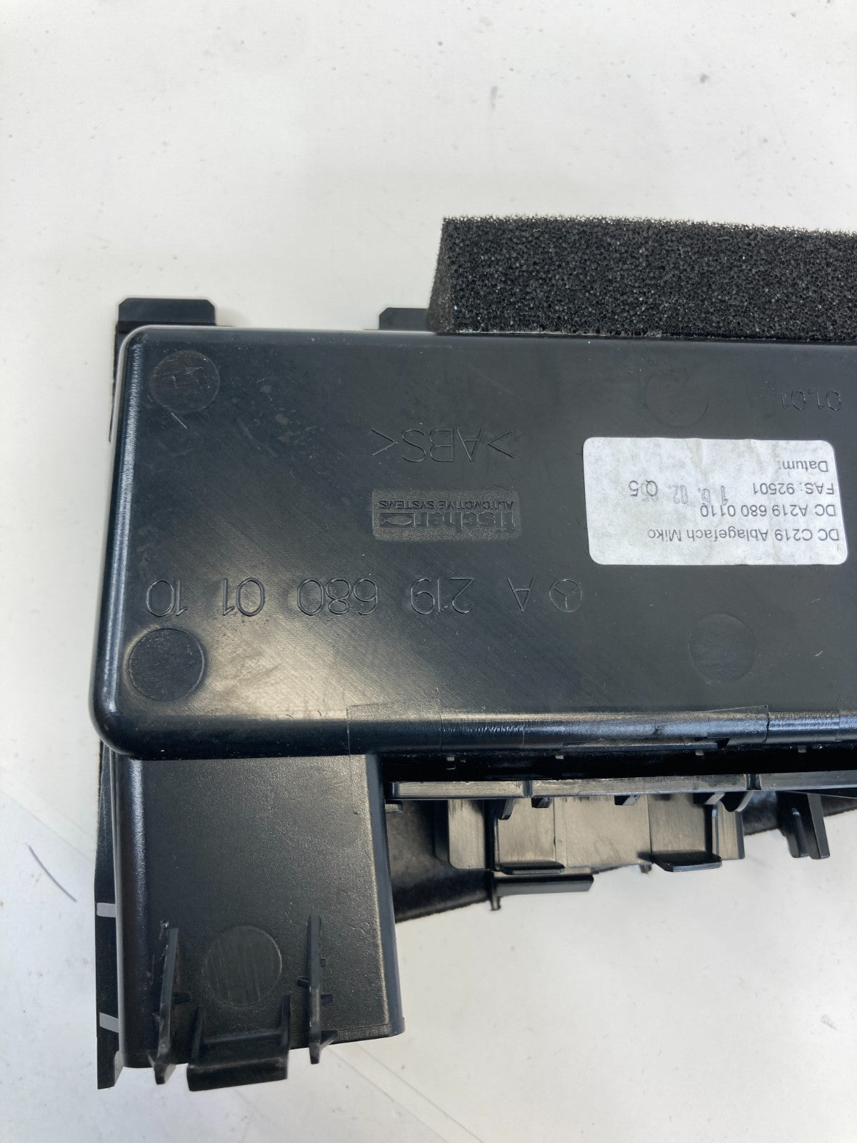 2006 Mercedes-Benz CLS500 Front Center Console Armrest Compartment Storage Tray