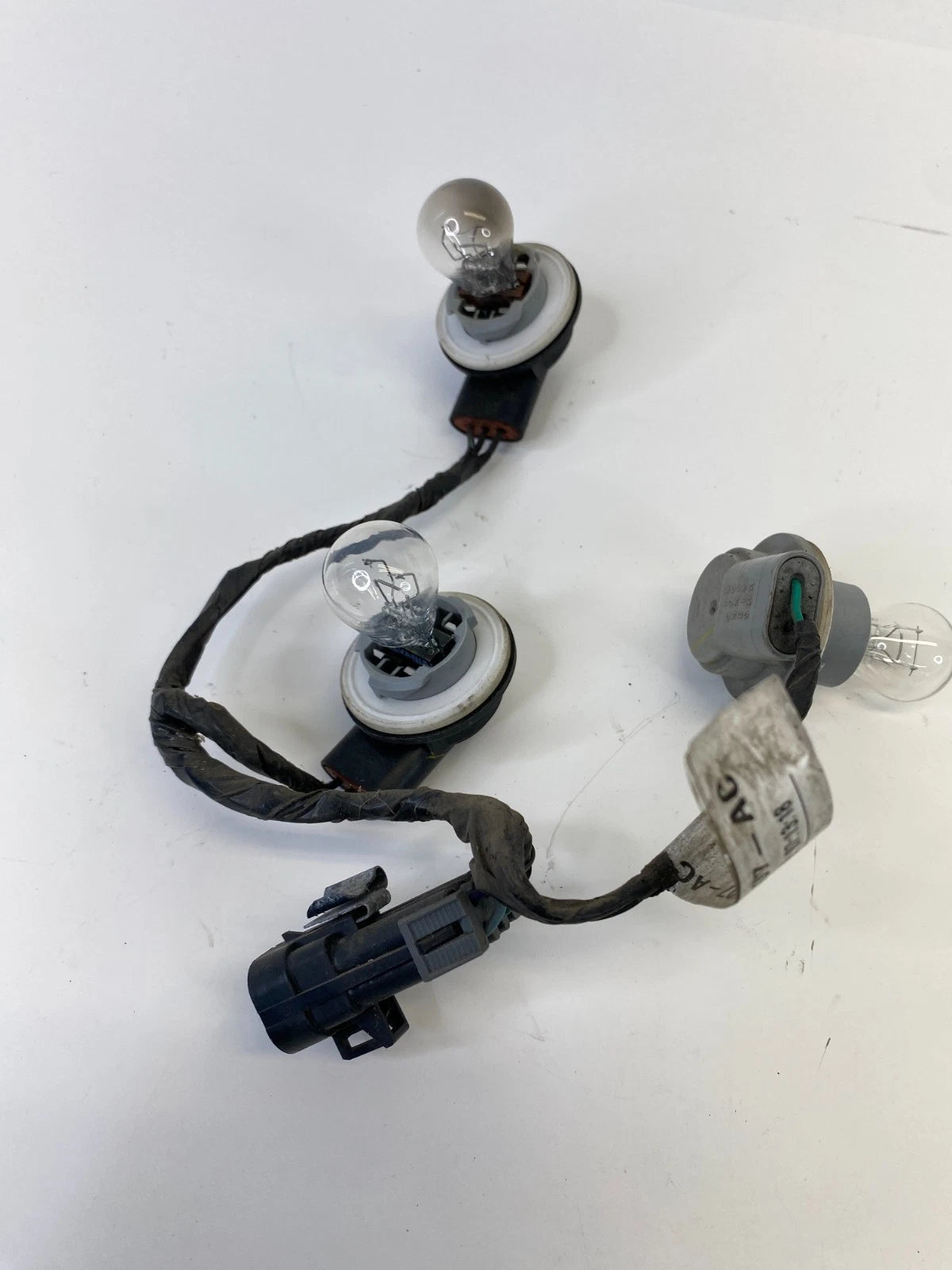 2002-2007 SATURN VUE TAIL LIGHT LAMP WIRE HARNESS REAR PLUG 2GCX-13407-AC OEM