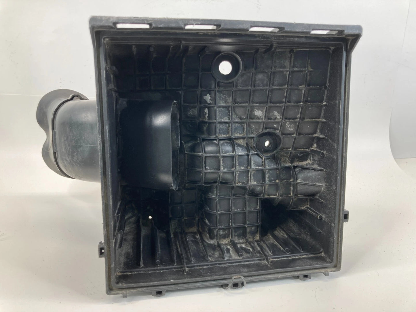 2010-2016 CADILLAC SRX 3.0L AIR CLEANER FILTER BOX LOWER COVER 1027272S01 OEM