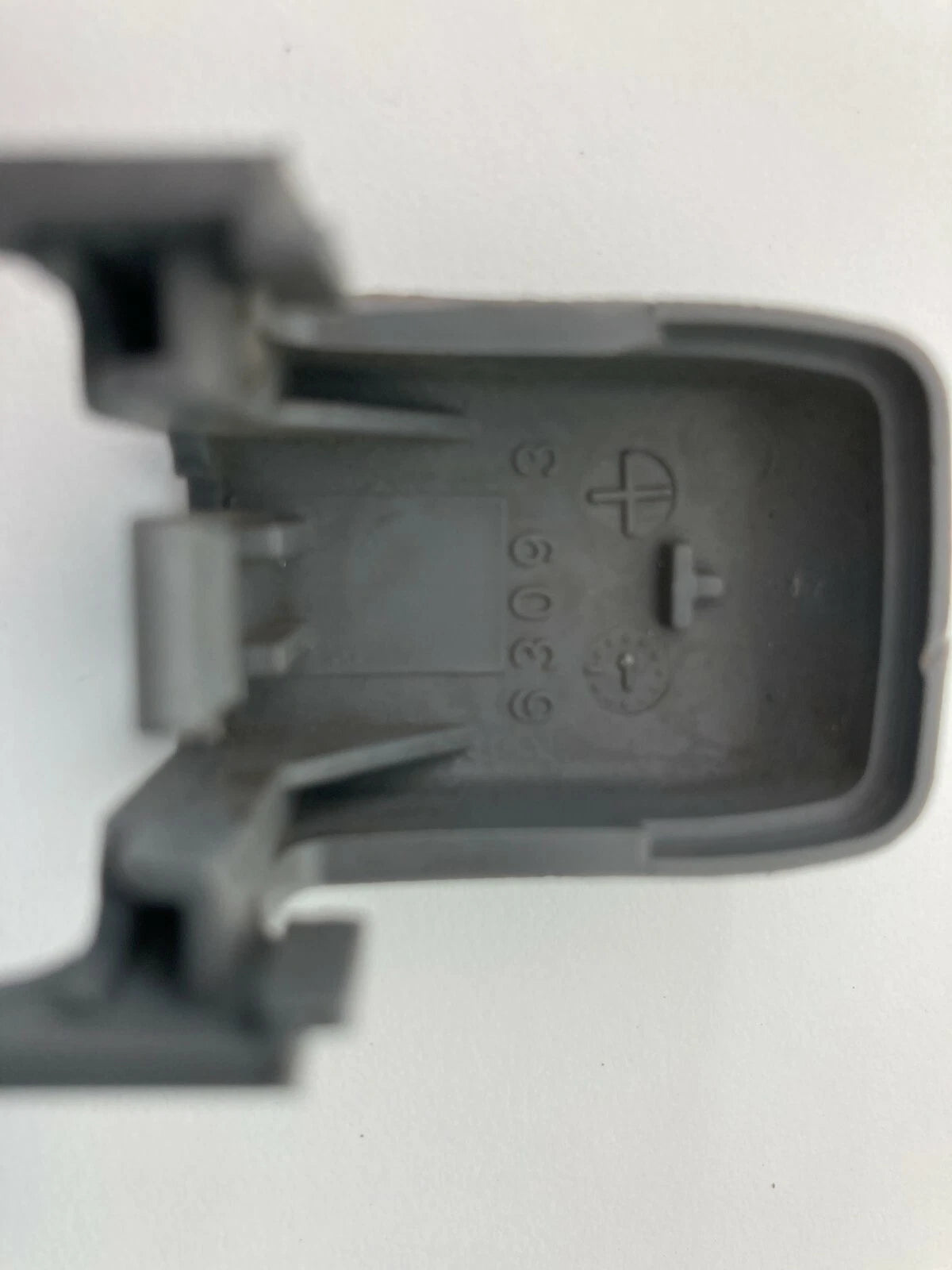 03 04 05 06 KIA SORENTO SEAT BELT UPPER SLIDE HANDLE BOLT TRIM COVER OEM