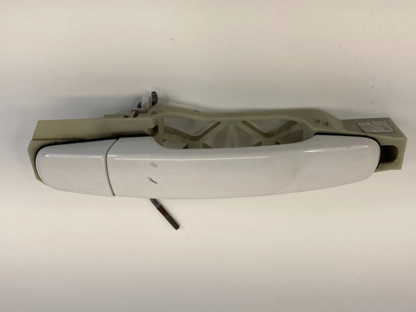 05-10 PONTIAC G6 REAR RIGHT EXTERIOR DOOR HANDLE ASSEMBLY 8554 WHITE OEM