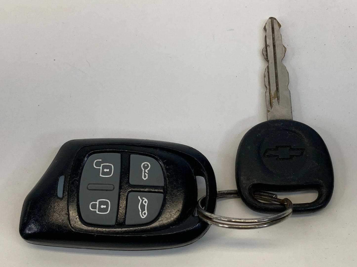 2000-2006 CHEVROLET TAHOE AT IGNITION SWITCH LOCK CYLINDER W/ KEY 26070075