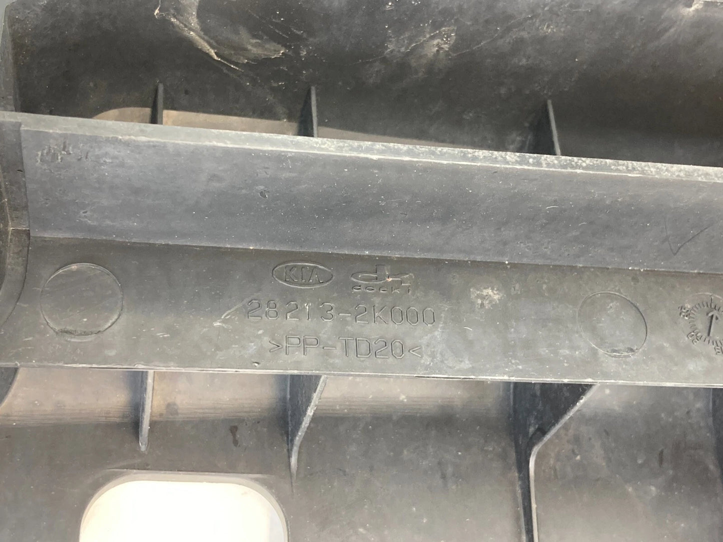 2010 2011 KIA SOUL 2.0L AIR INTAKE DUCT COVER SHIELD FILTER PANEL 28213-2K000