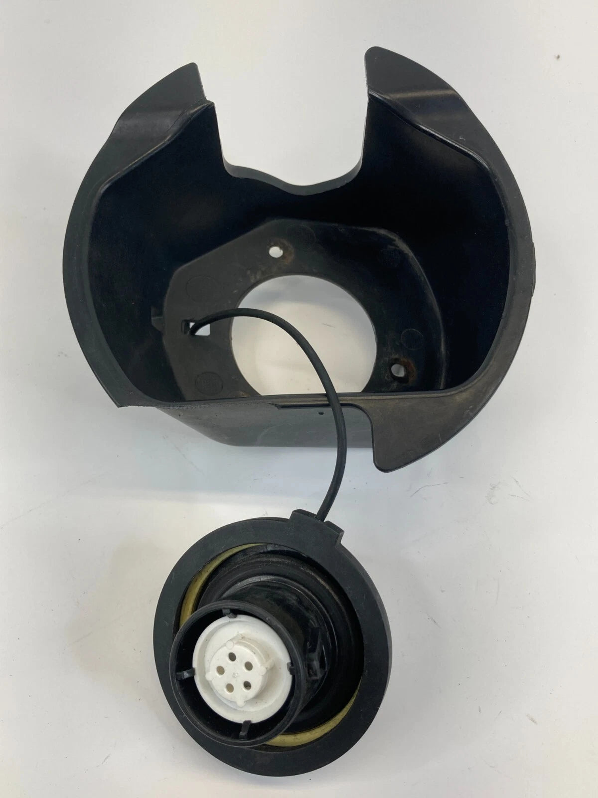 2009 2010 CHEVROLET TRAVERSE FUEL TANK FILLER GAS CAP TOP COVER HOUSING OEM