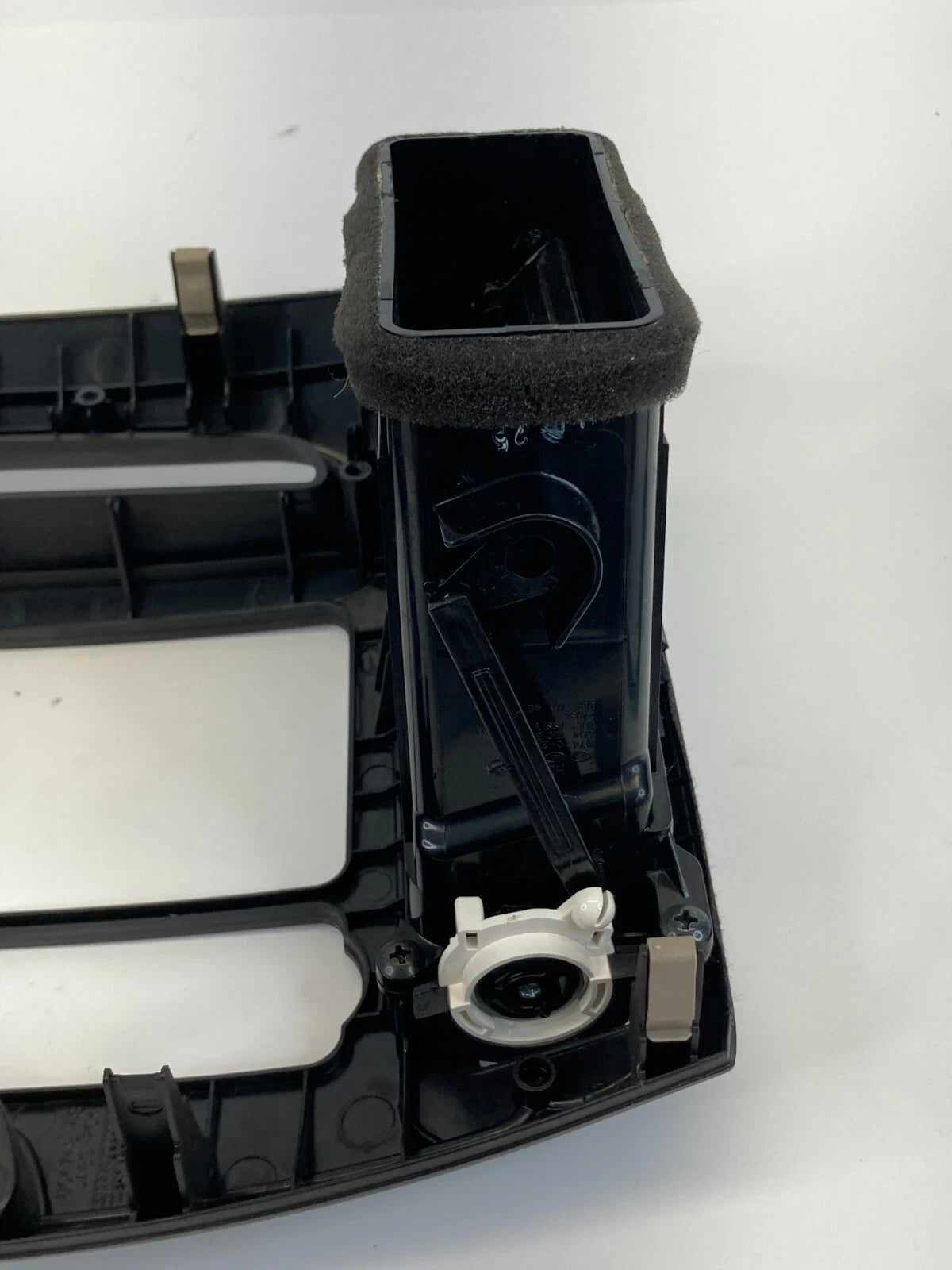 07-10 HYUNDAI ELANTRA CENTER DASH RADIO BEZEL CLIMATE CONTROL TRIM W AIR VENT