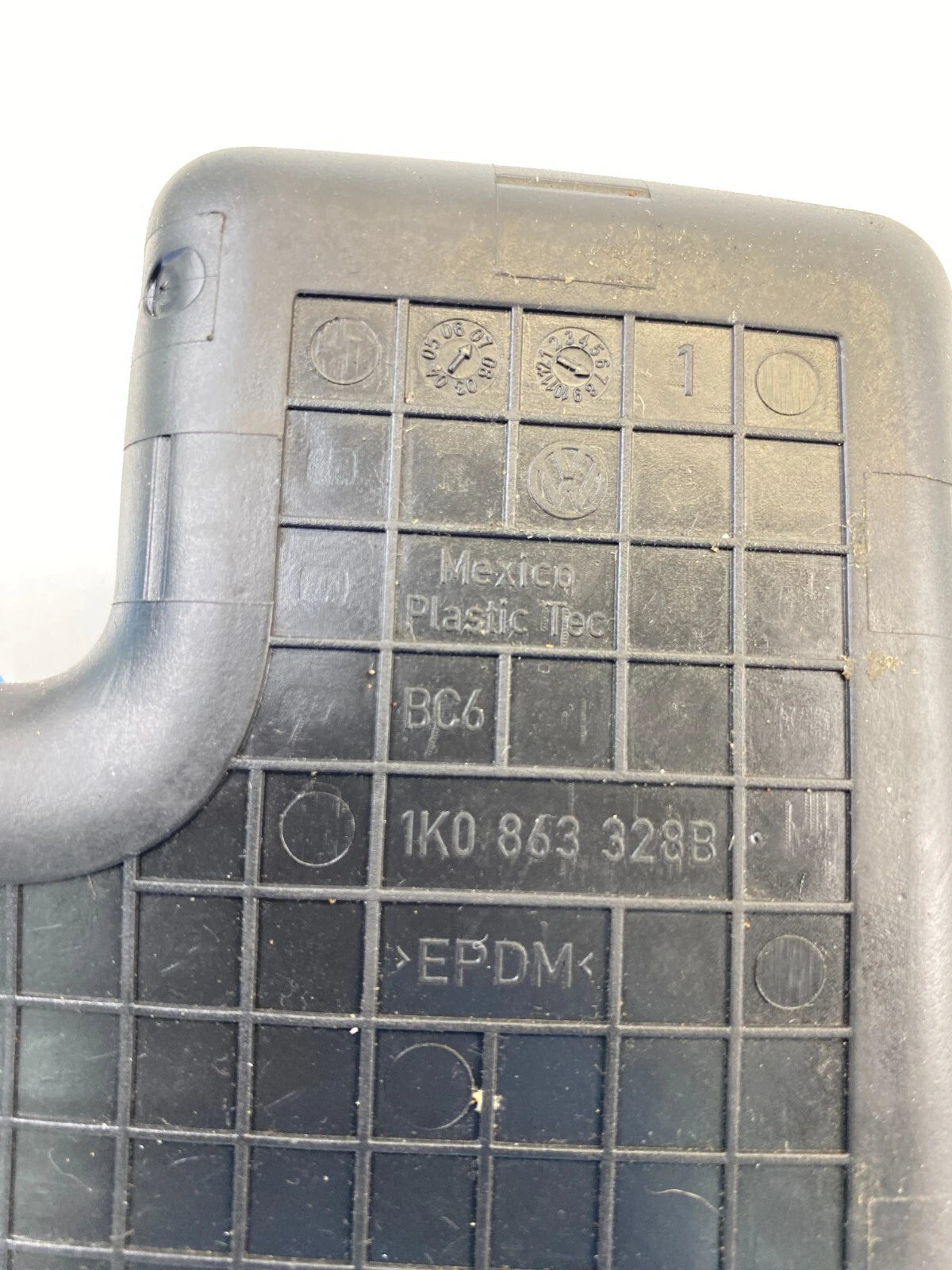 2006-2009 VOLKSWAGEN RABBIT REAR CENTER CONSOLE RUBBER LINER MAT 1K0863328 OEM