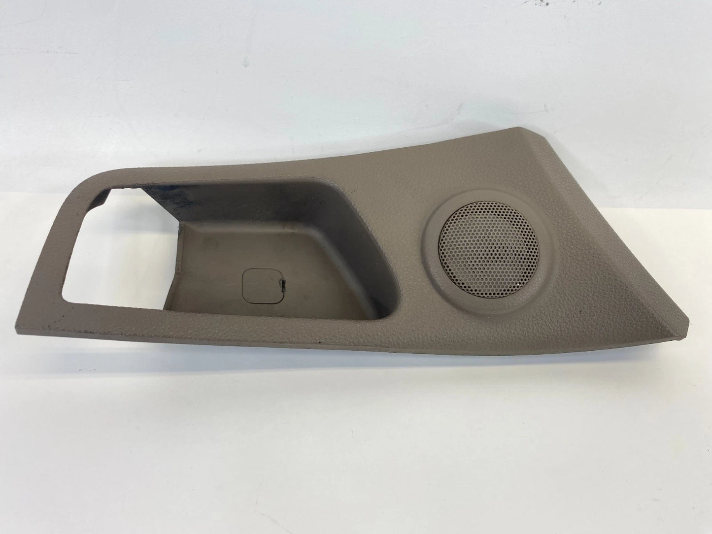 2005-2010 KIA SPORTAGE FRONT RIGHT INSIDE DOOR HANDLE TRIM BEZEL 82621-1F010
