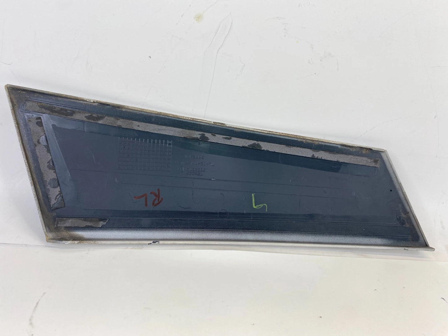 2008-2012 BUICK ENCLAVE REAR LEFT QUARTER WINDOW MOLDING TRIM 15839679 OEM