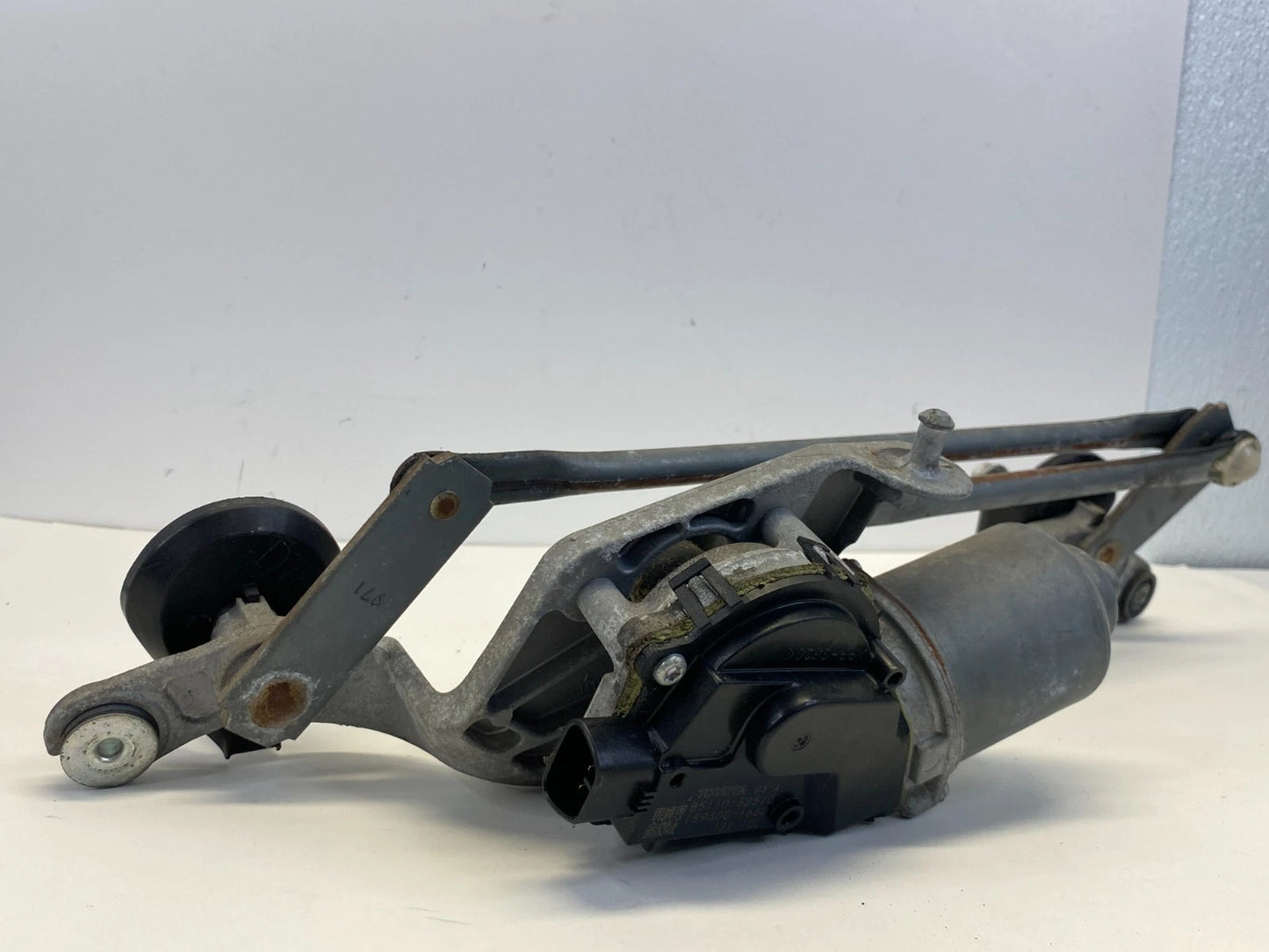 07-11 TOYOTA YARIS HTCHBCK FRONT WINDSHIELD WIPER MOTOR W LINKAGE 8511052510 OEM