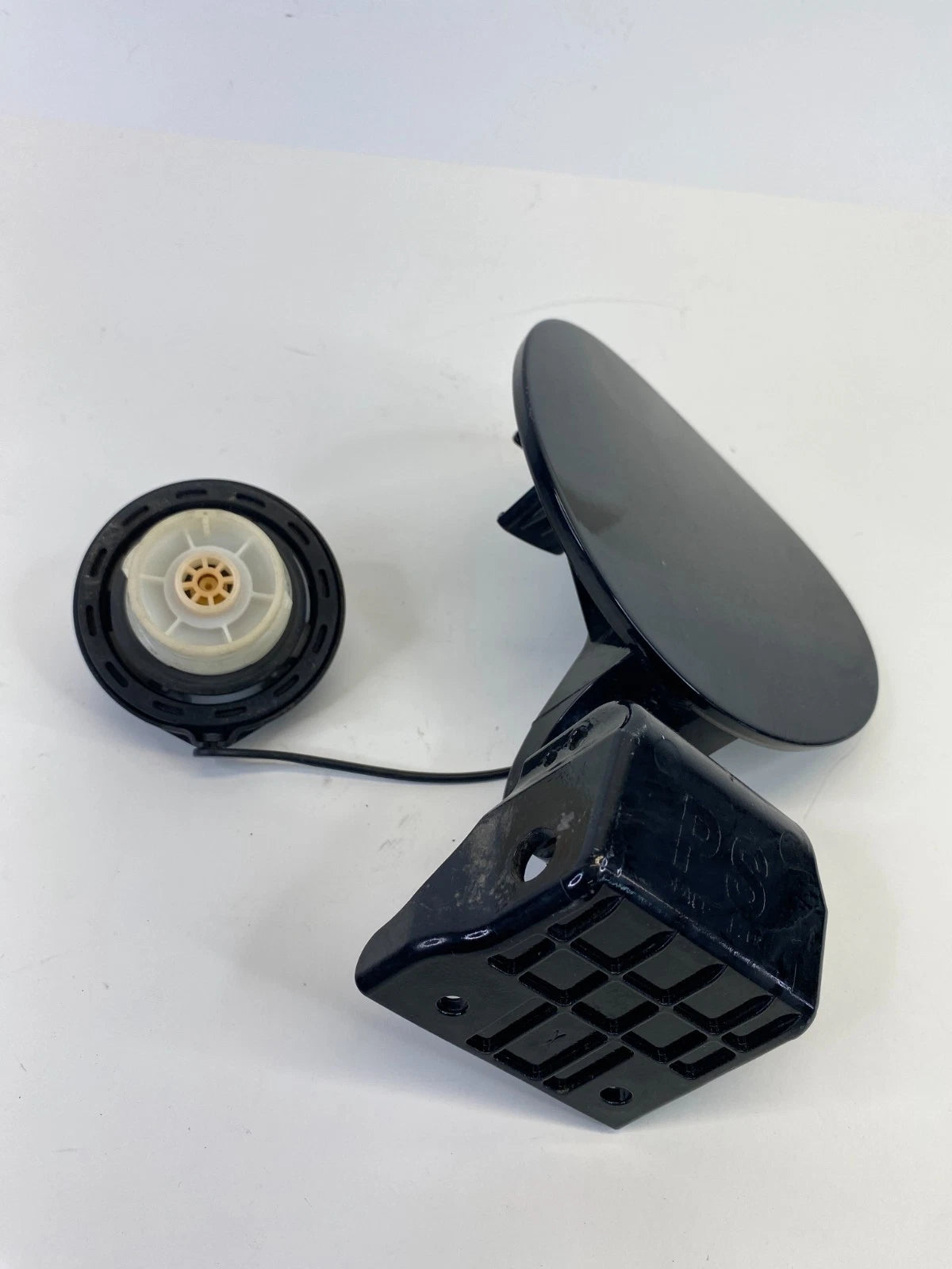 2014-2019 Kia Soul WAGON Fuel Filler Door w/Gas Tank Cap Lid 69510-B2000