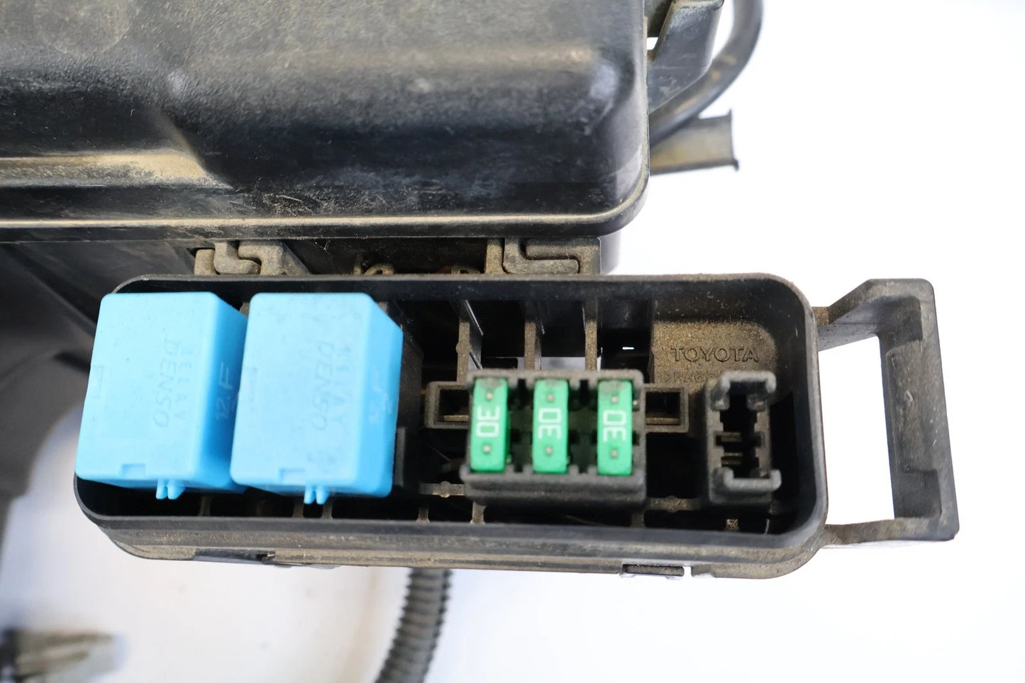 2005 2006 TOYOTA TUNDRA 4.7L ENGINE FUSE BOX RELAY COMPARTMENT BLOCK OEM