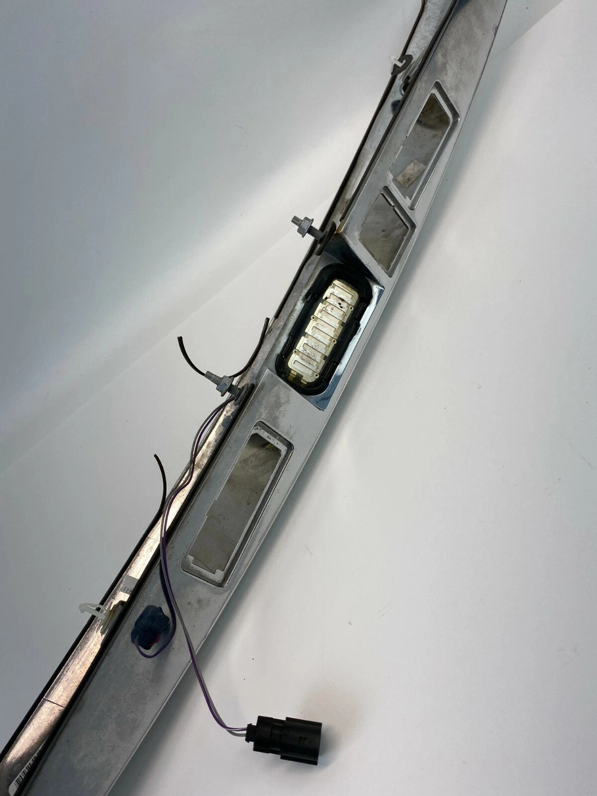 10-15 CHEVROLET EQUINOX DECK LID CENTER LIFTGATE APPLIQUE MOLDING 20881055 OEM