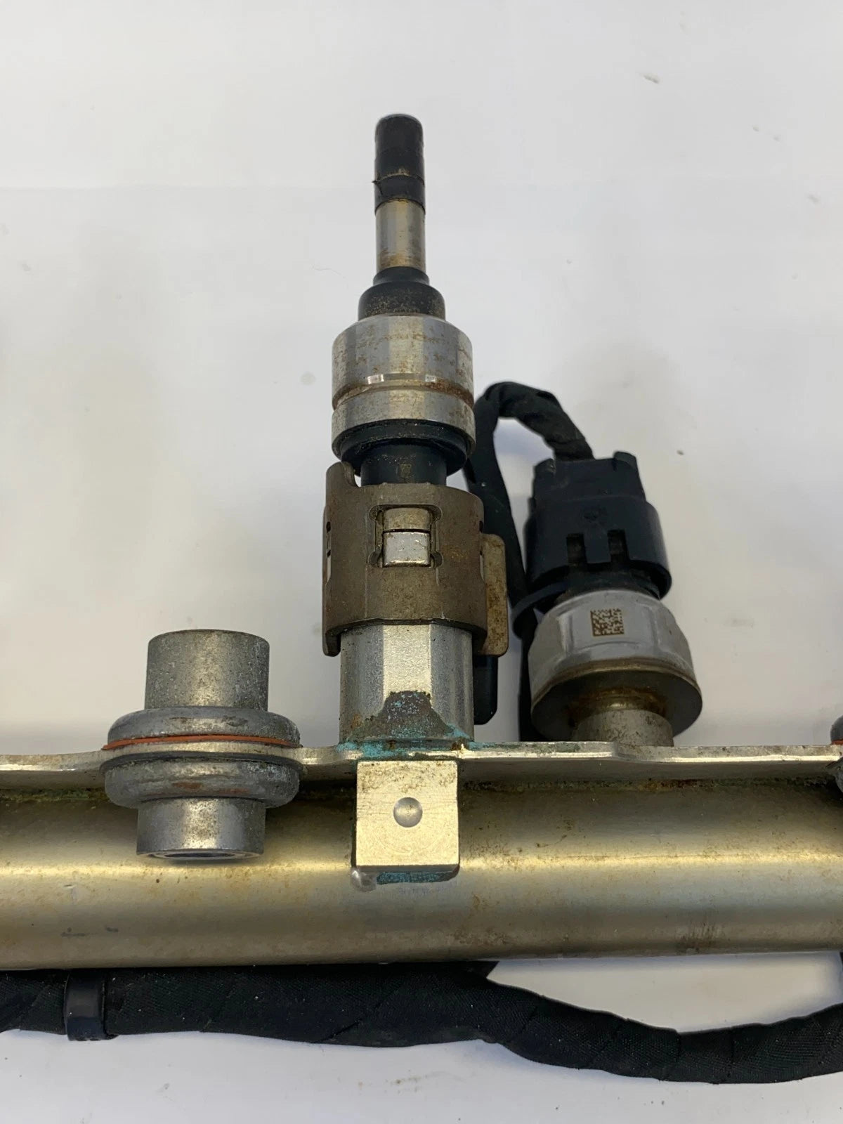 2010-2017 CHEVROLET EQUINOX 2.4L AT FUEL INJECTOR RAIL PIPE ASSEMBLY 12650736