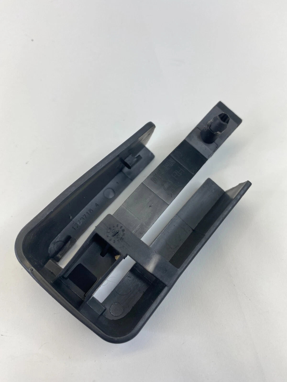07-12 NISSAN ALTIMA RIGHT PASSENGER SIDE SEAT TRACK RAIL END COVER CAP TRIM OEM