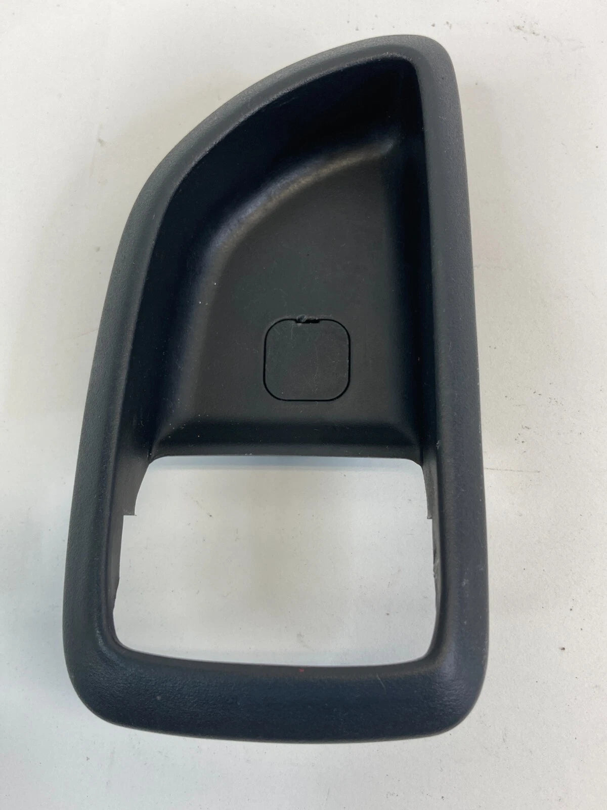 10-13 KIA SOUL FRONT RIGHT SIDE INNER DOOR HANDLE COVER BEZEL TRIM 82611-2K100