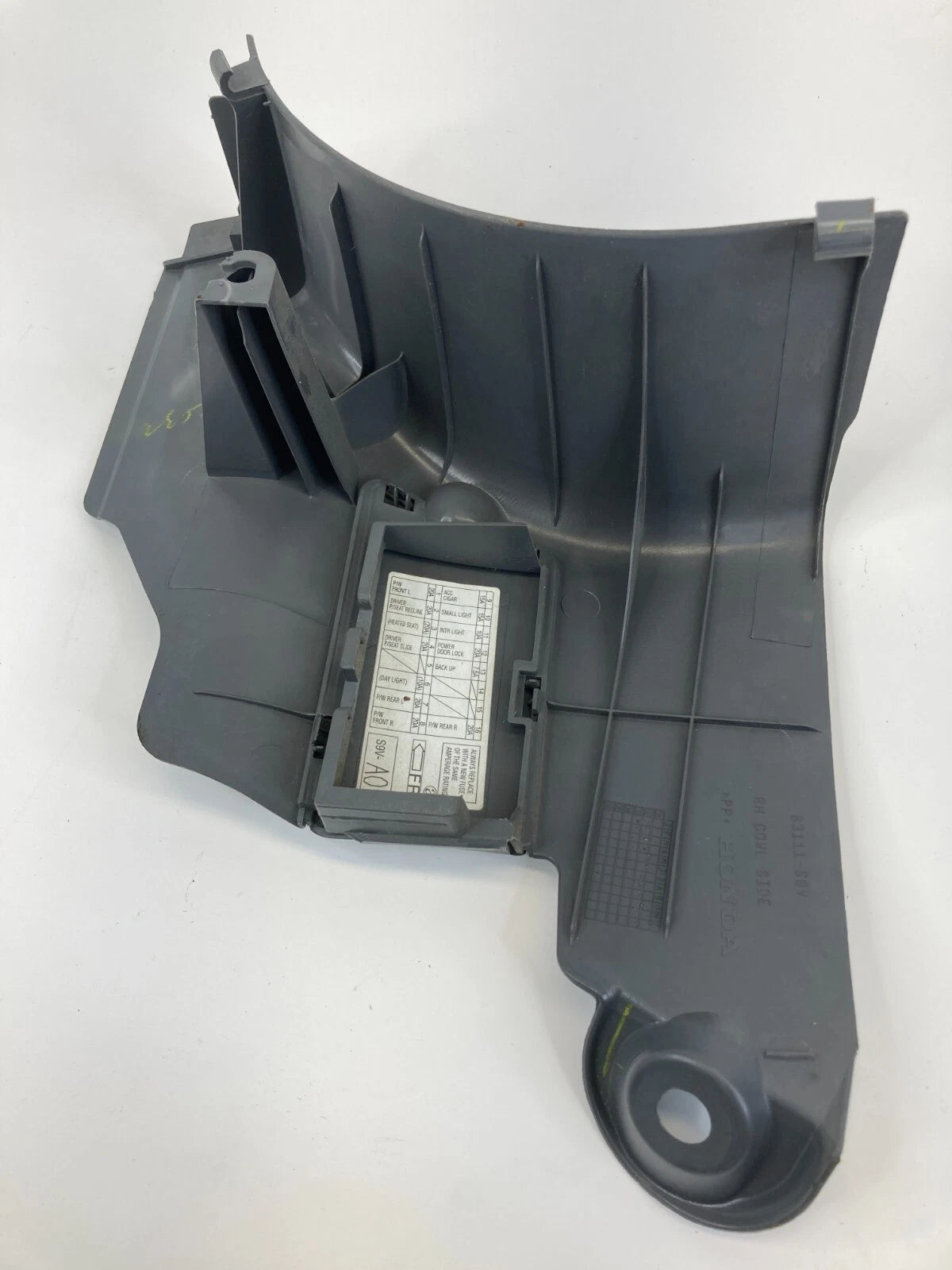 2003 2004 HONDA PILOT RIGHT SIDE LOWER KICK COWL PANEL COVER BEZEL 83111-S9V OEM