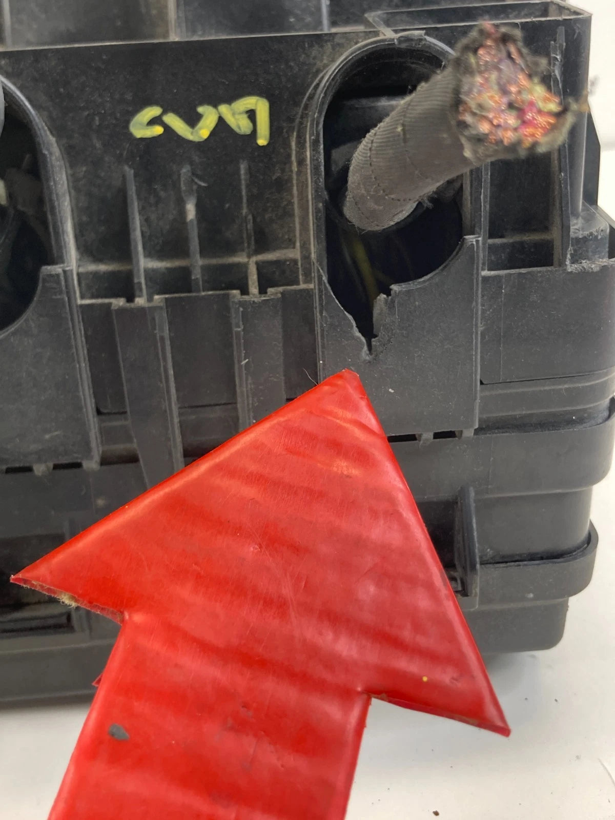 2012-2018 CHEVROLET SONIC 1.8L ENGINE FUSE RELAY BOX JUNCTION BLOCK 95462804 OEM