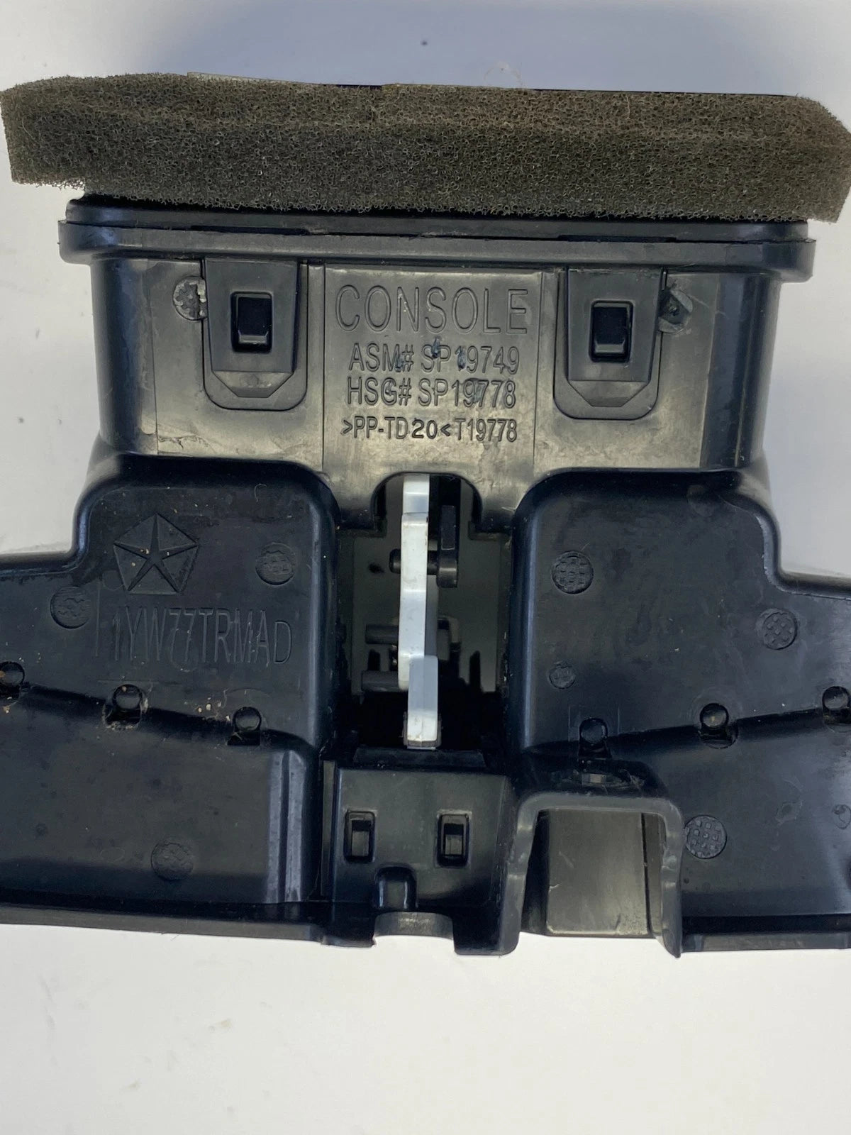 15-17 CHRYSLER 200 REAR CENTER CONSOLE AC HEATER AIR DUCT OUTLET 1YW77TRMAD OEM