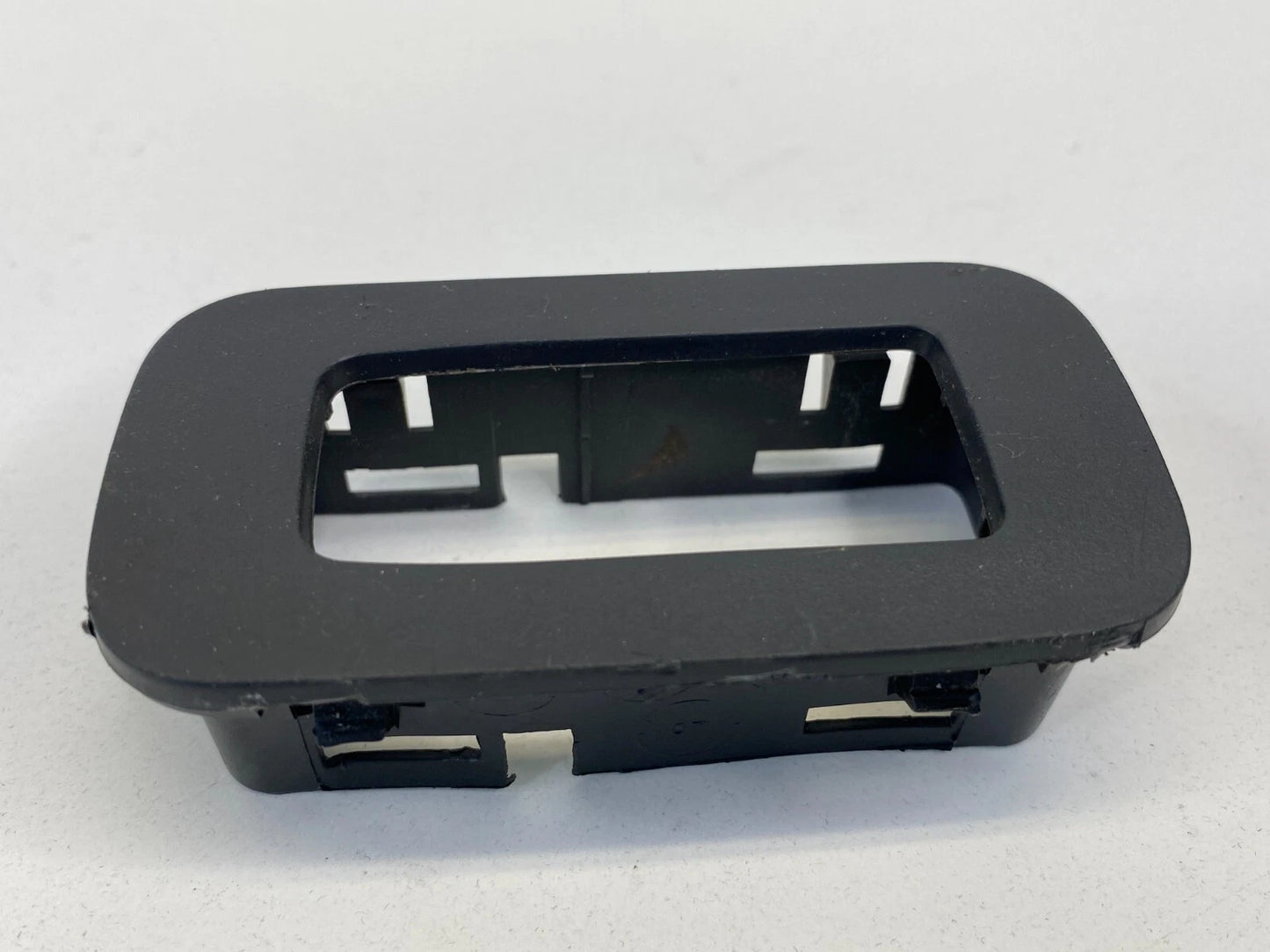 2007-2010 DODGE CHARGER RIGHT PASSENGER DOOR WINDOW SWITCH COVER BEZEL 100010774