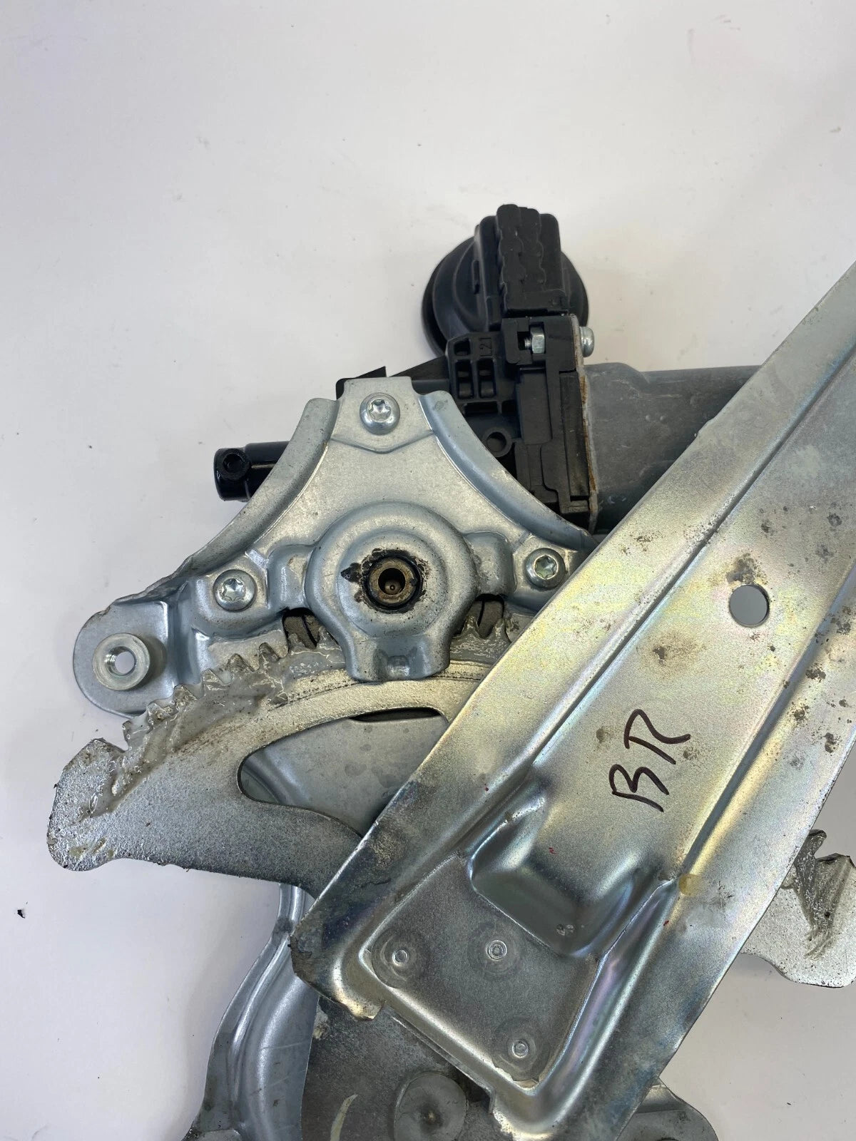 09-19 TOYOTA COROLLA REAR RIGHT SIDE WINDOW REGULATOR W/ MOTOR 85710-AE010 OEM
