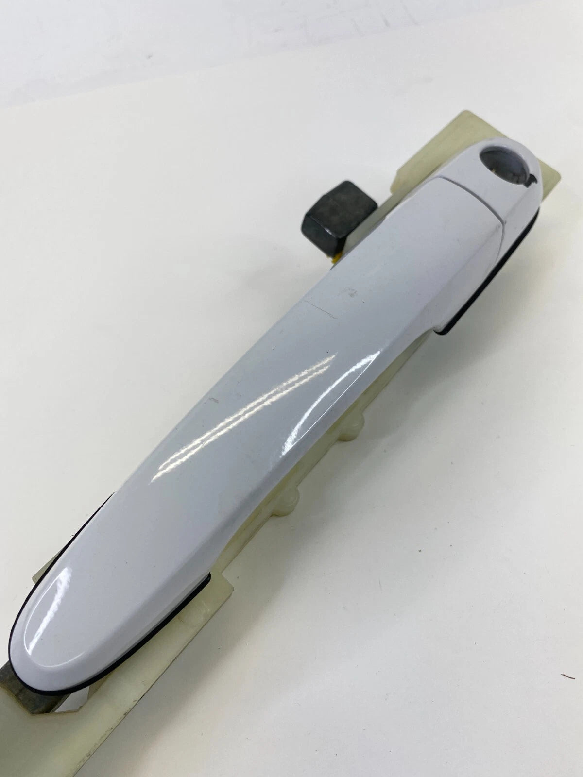 2005-2009 HYUNDAI TUCSON FRONT RIGHT PASSENGER SIDE EXTERIOR DOOR HANDLE OEM
