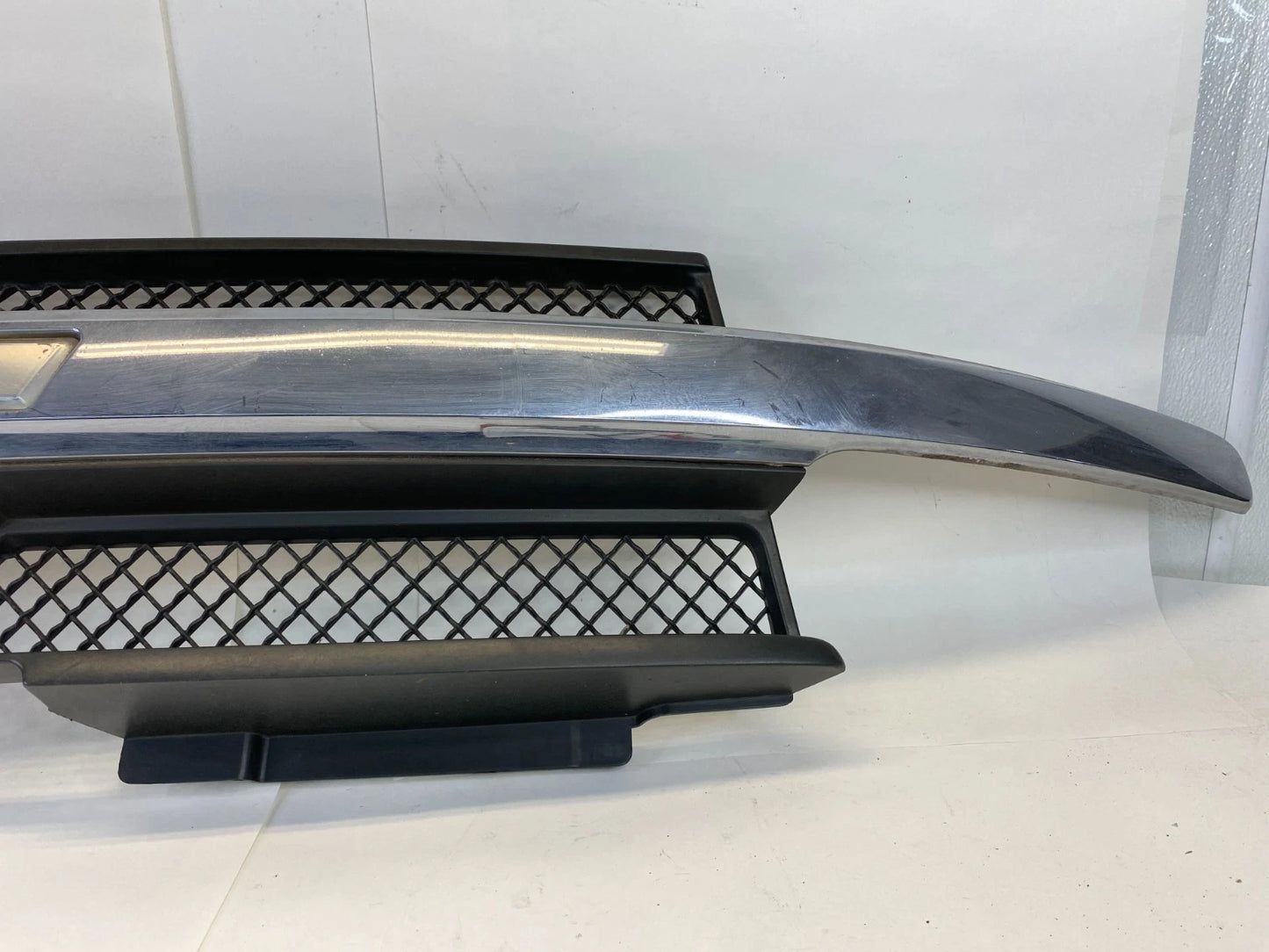 2002-2008 CHEVROLET TRAILBLAZER FRONT GRILLE W/ EMBLEM CHROME 10358107 OEM