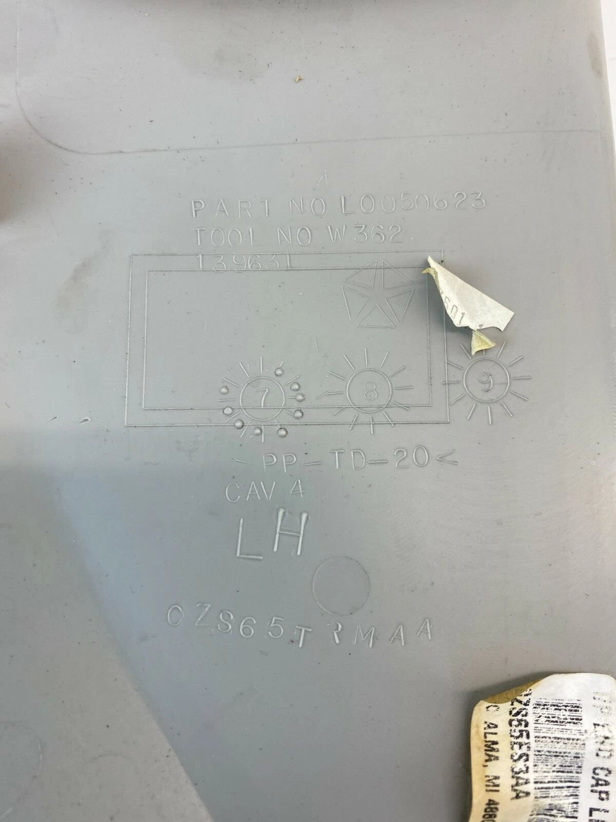 2008-2010 CHYSLER TOWN & COUNTRY FRONT LEFT DASH END CAP COVER TRIM L0050623 OEM