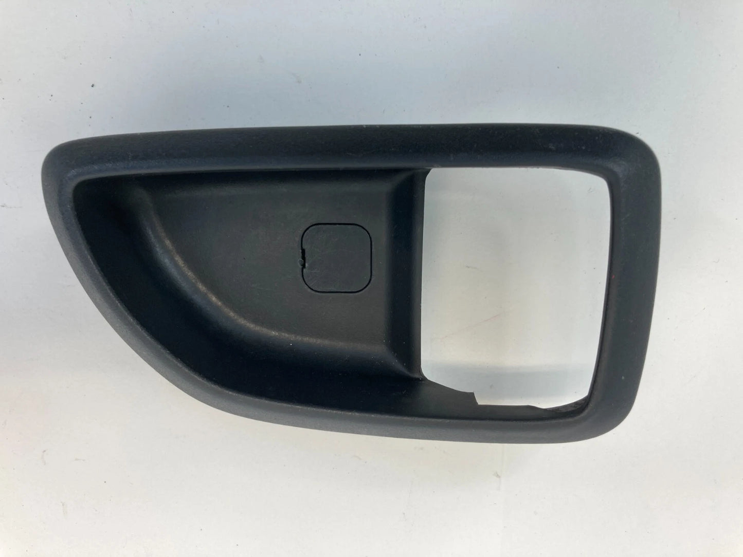 10-13 KIA SOUL FRONT RIGHT SIDE INNER DOOR HANDLE COVER BEZEL TRIM 82611-2K100