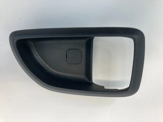 10-13 KIA SOUL FRONT RIGHT SIDE INNER DOOR HANDLE COVER BEZEL TRIM 82611-2K100
