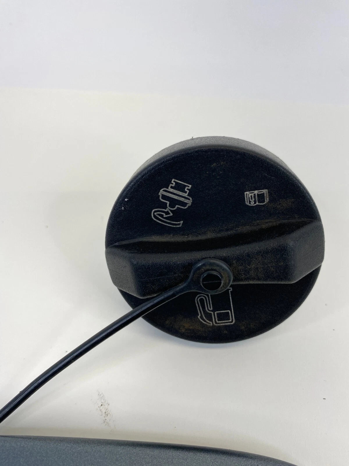 2002-2007 SATURN VUE FUEL FILLER DOOR LID WITH TETHER CAP REAR LEFT OEM FACTORY